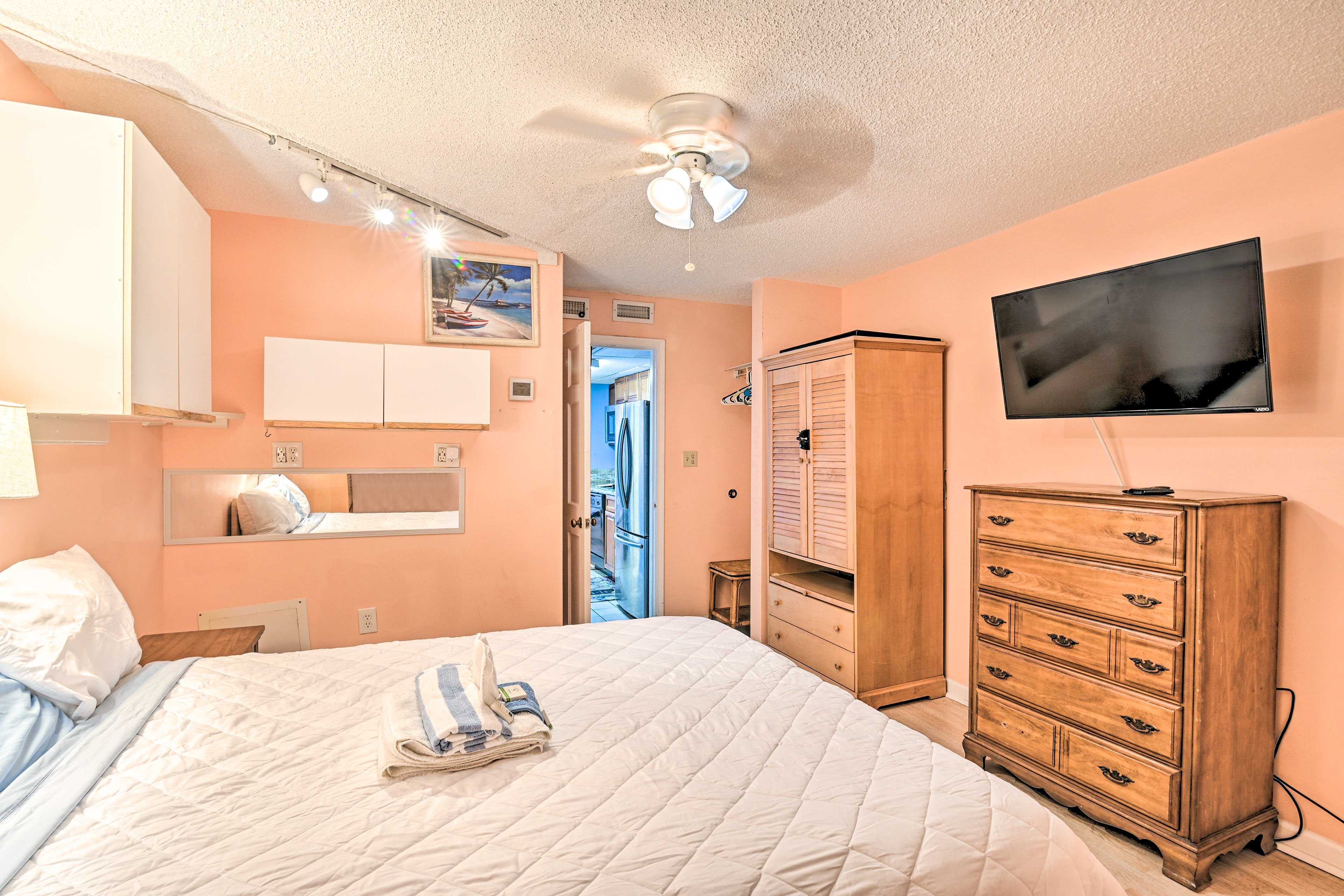 Bedroom | Smart TV w/ Cable