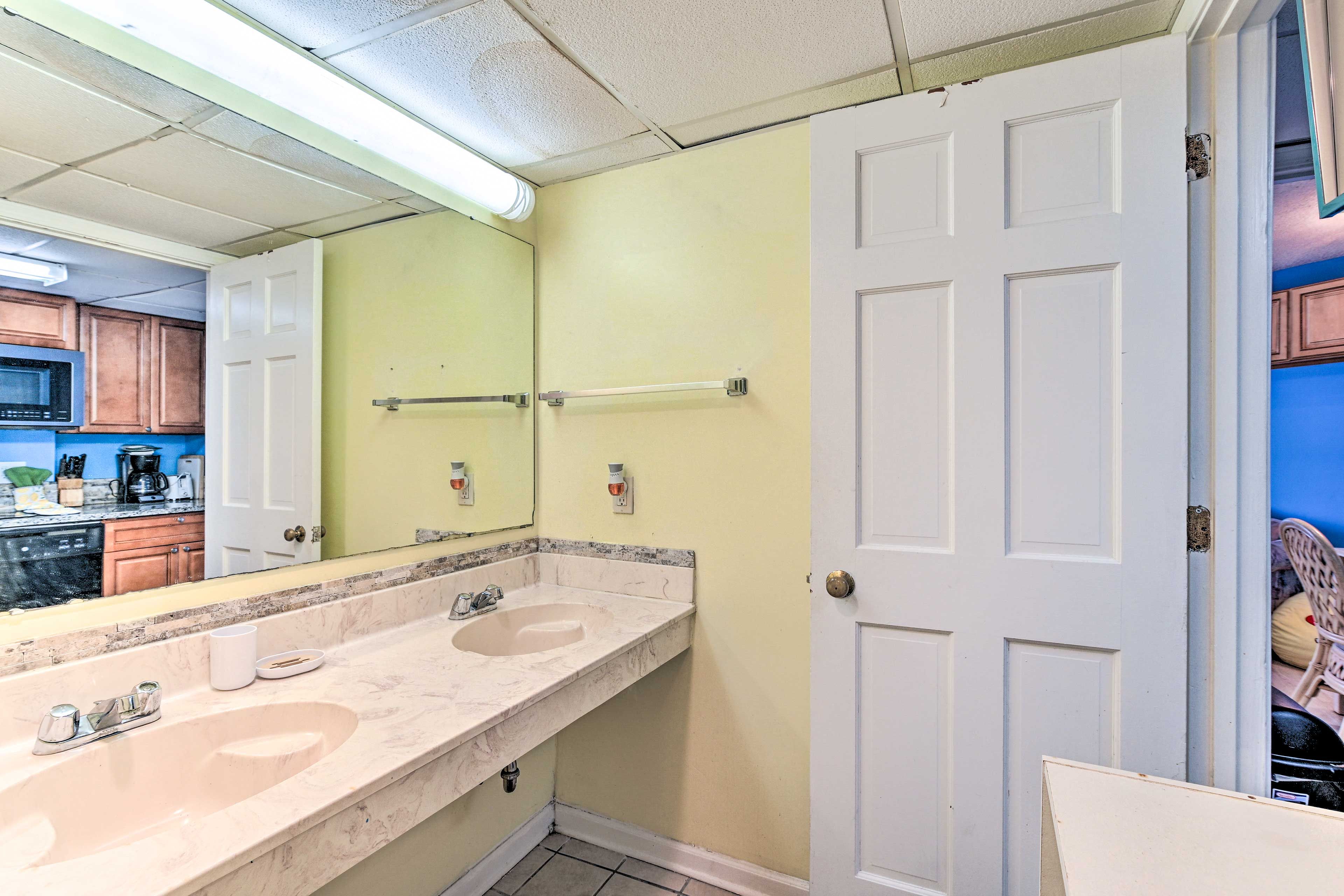 Full Bathroom | Towels Provided
