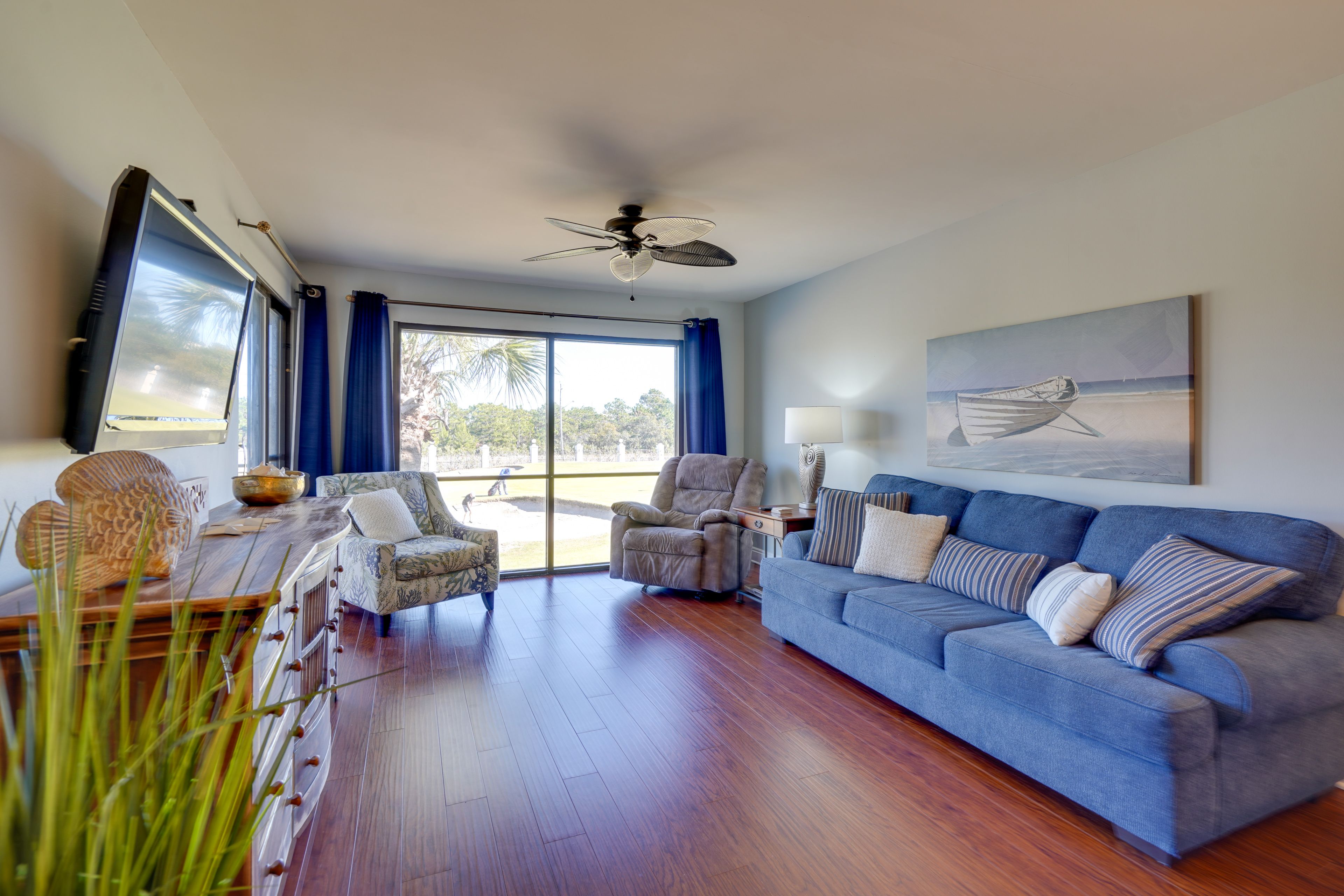 Living Room | Open Floor Plan | Free WiFi | Central A/C & Heating