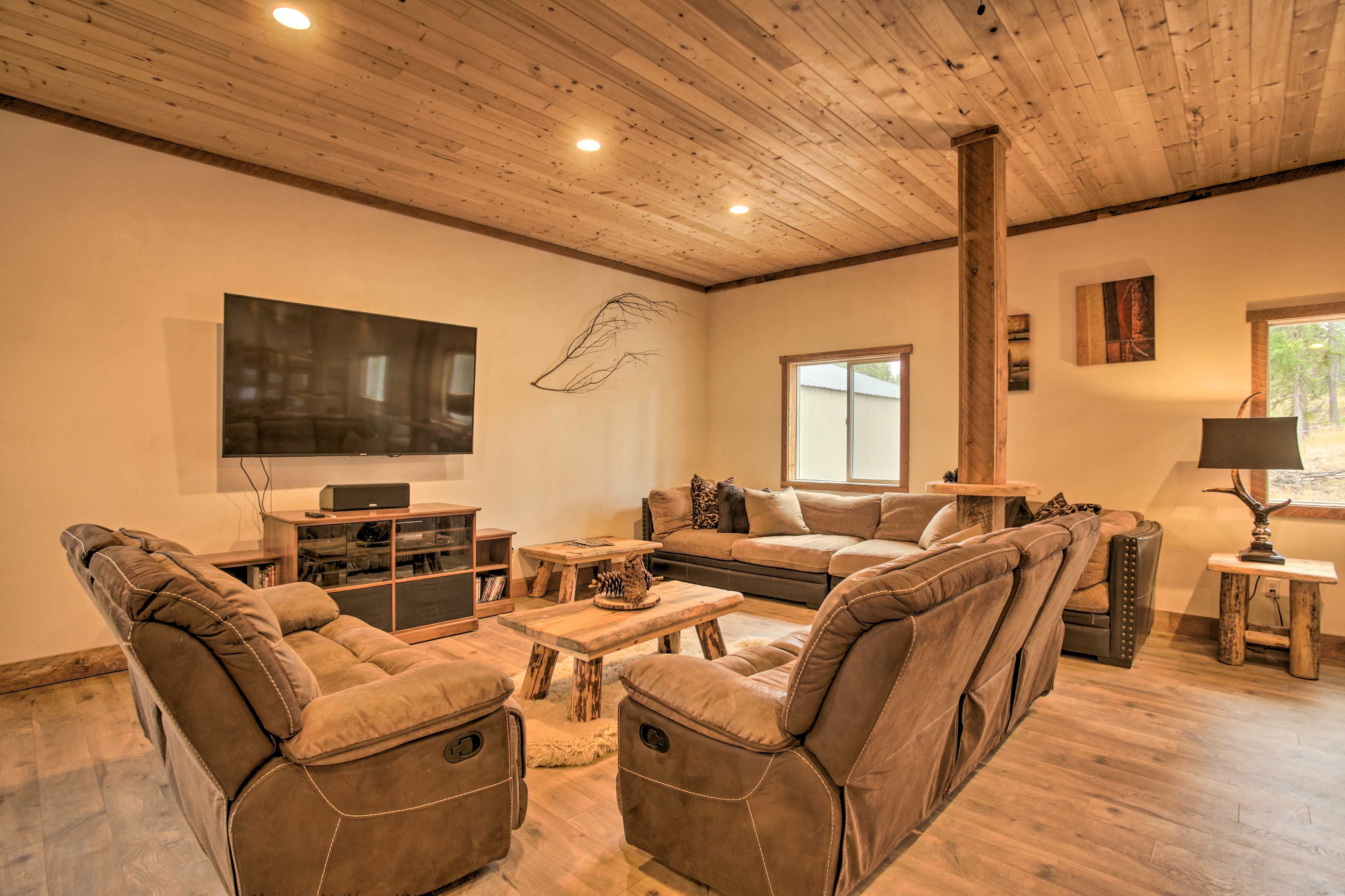Great Room | Smart TV | Free WiFi | Reclining Couches