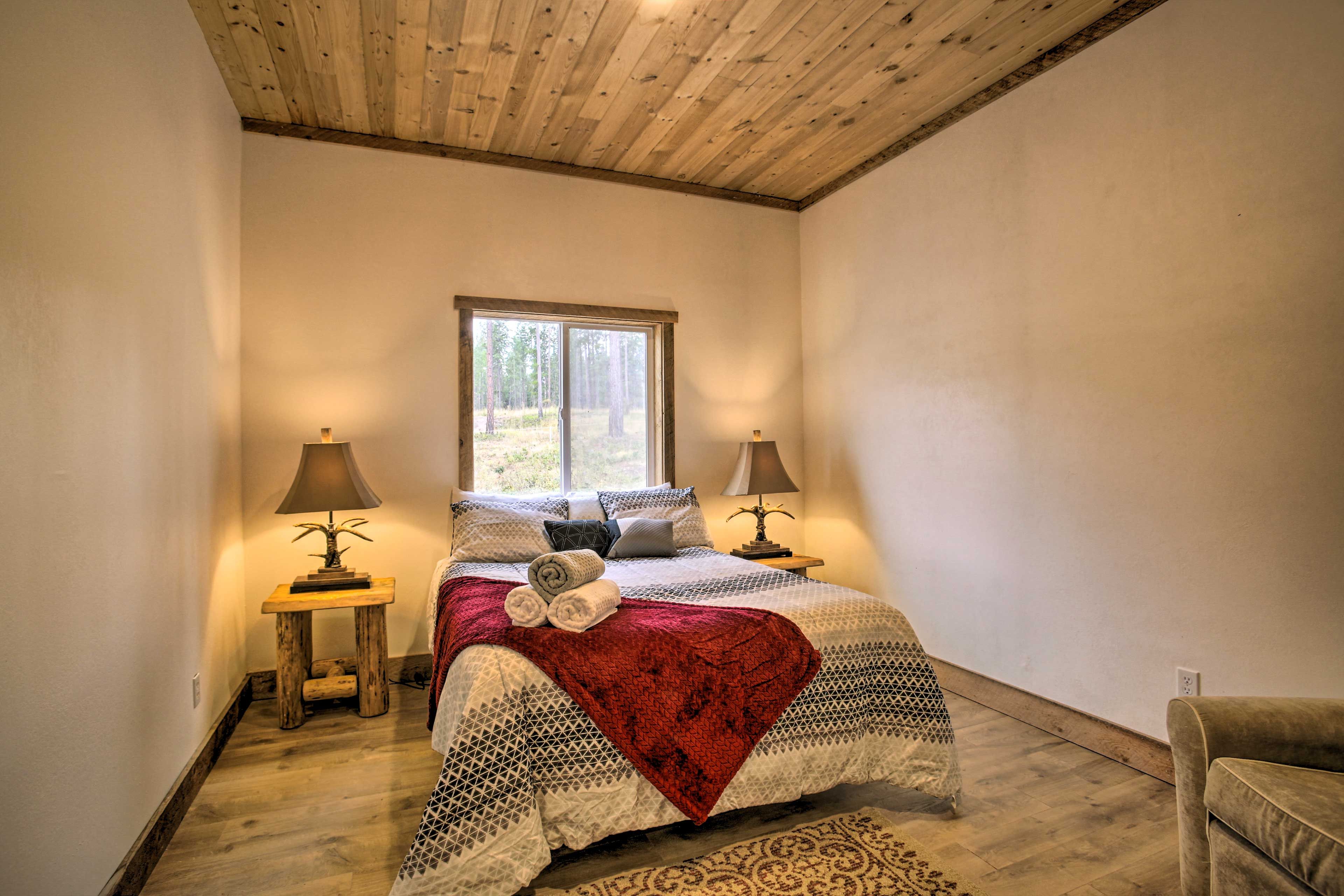 Private Bedroom | Queen Bed