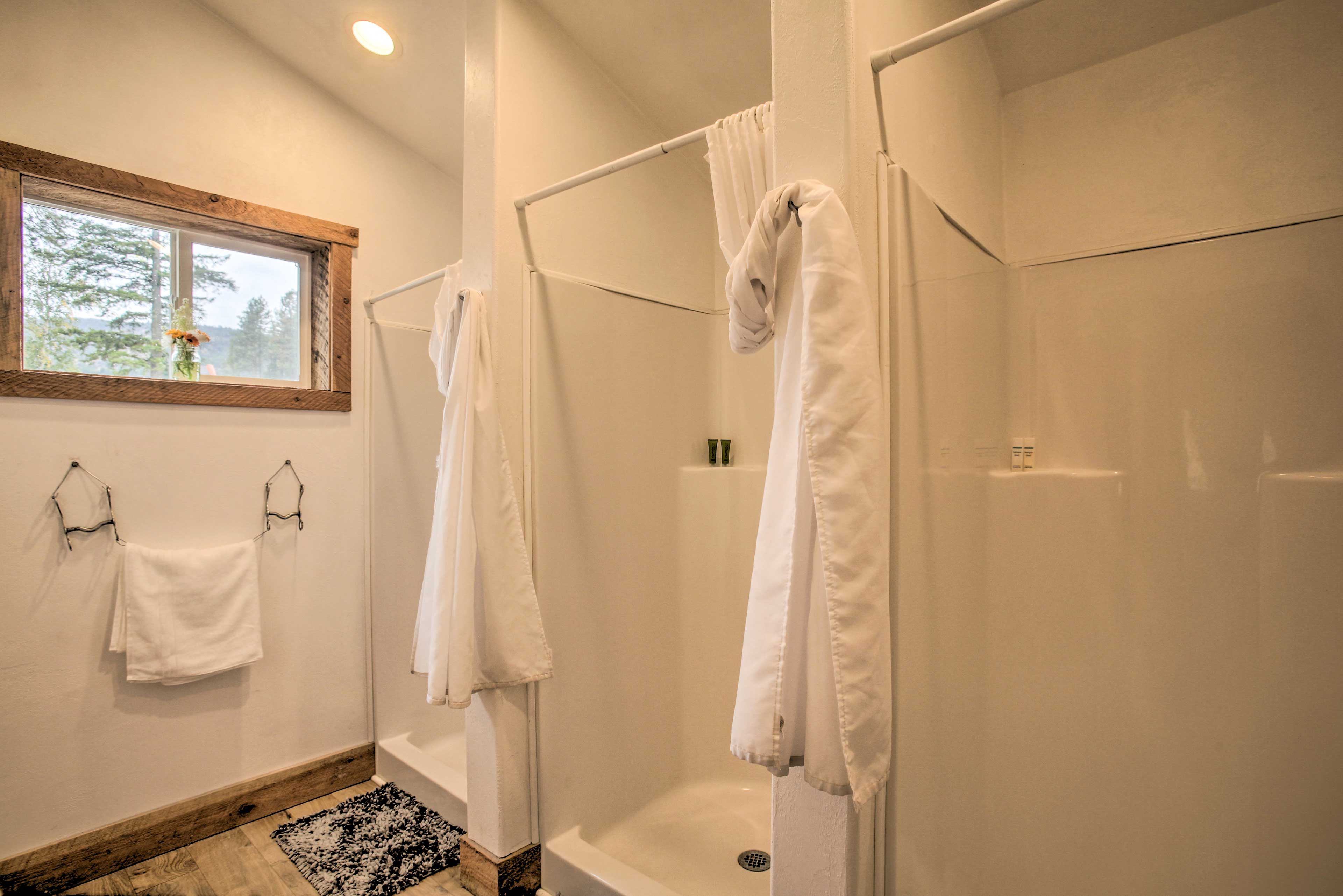 Full Bathroom | 3 Showers