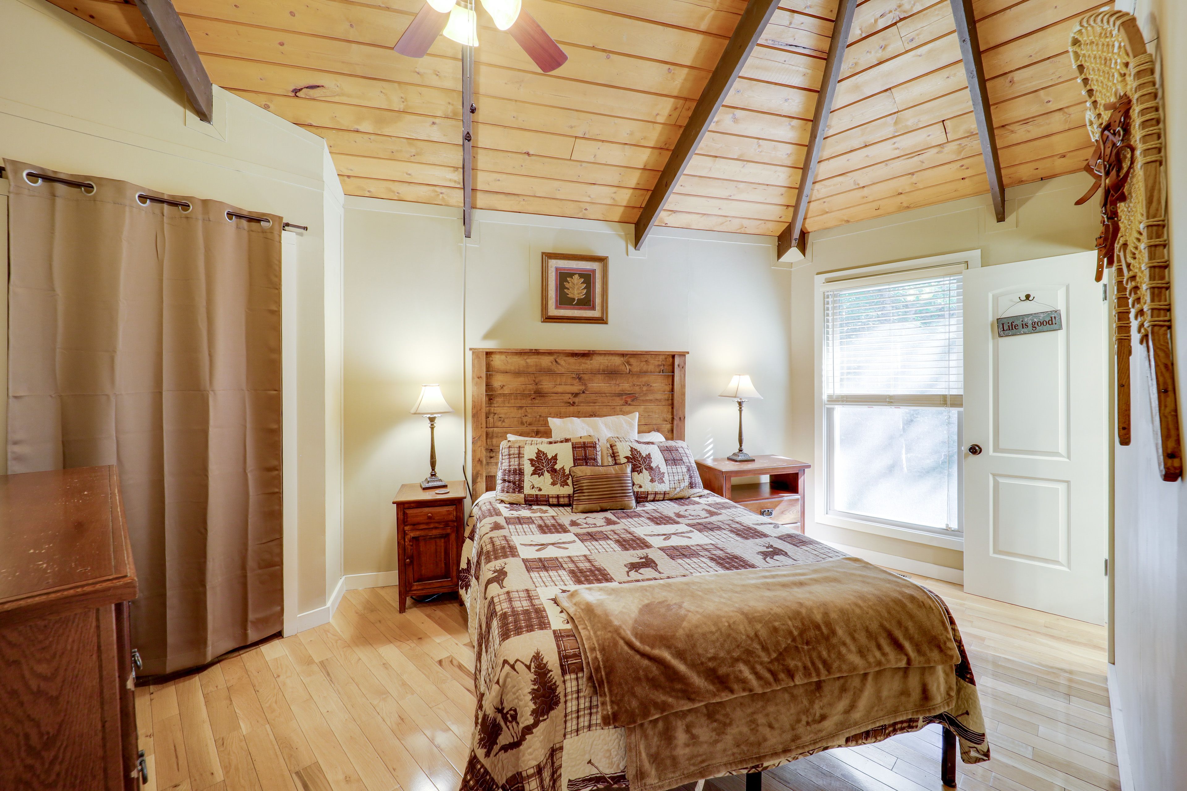 Bedroom 2 | Queen Bed