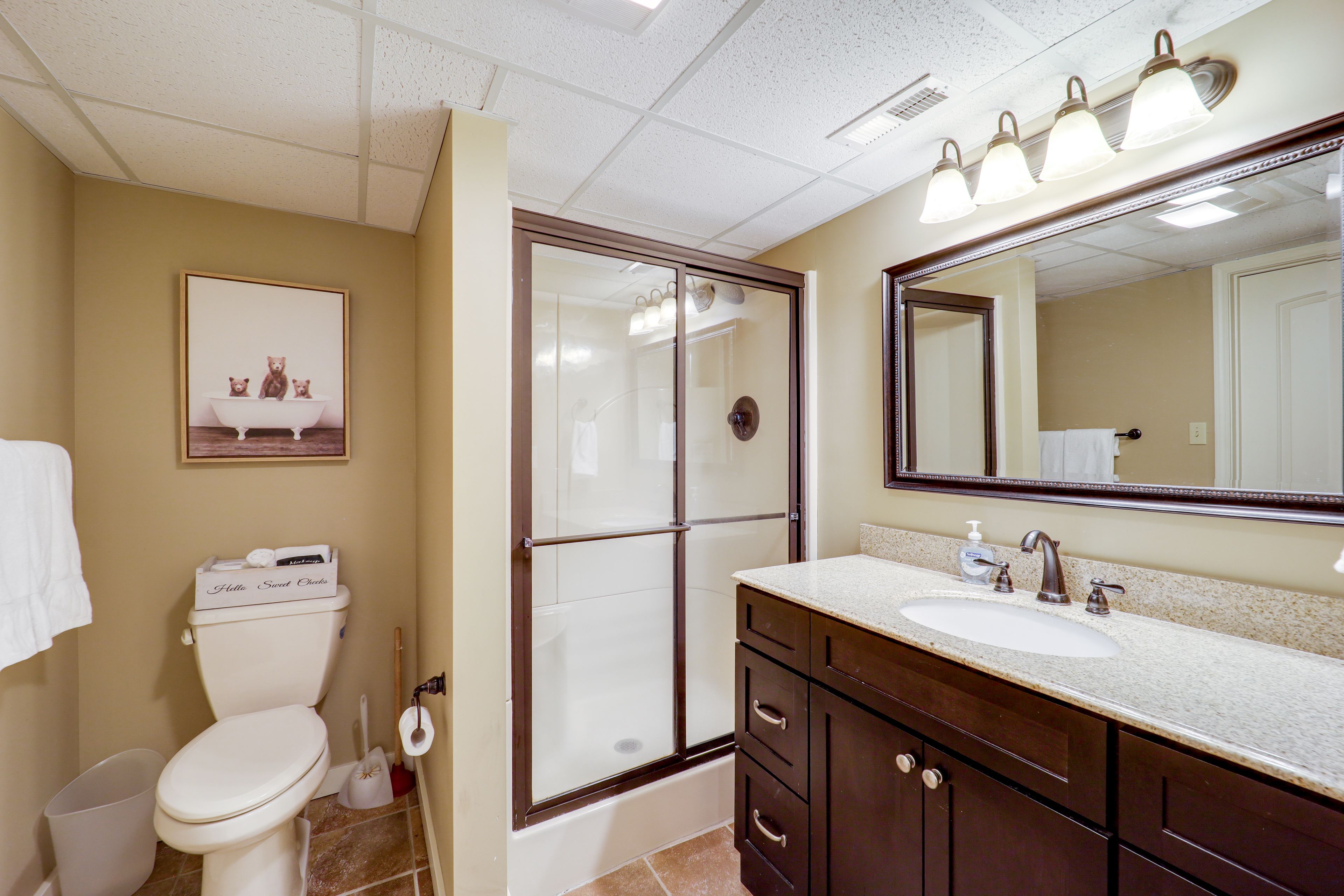 Full Bathroom | Towels Provided | Complimentary Toiletries