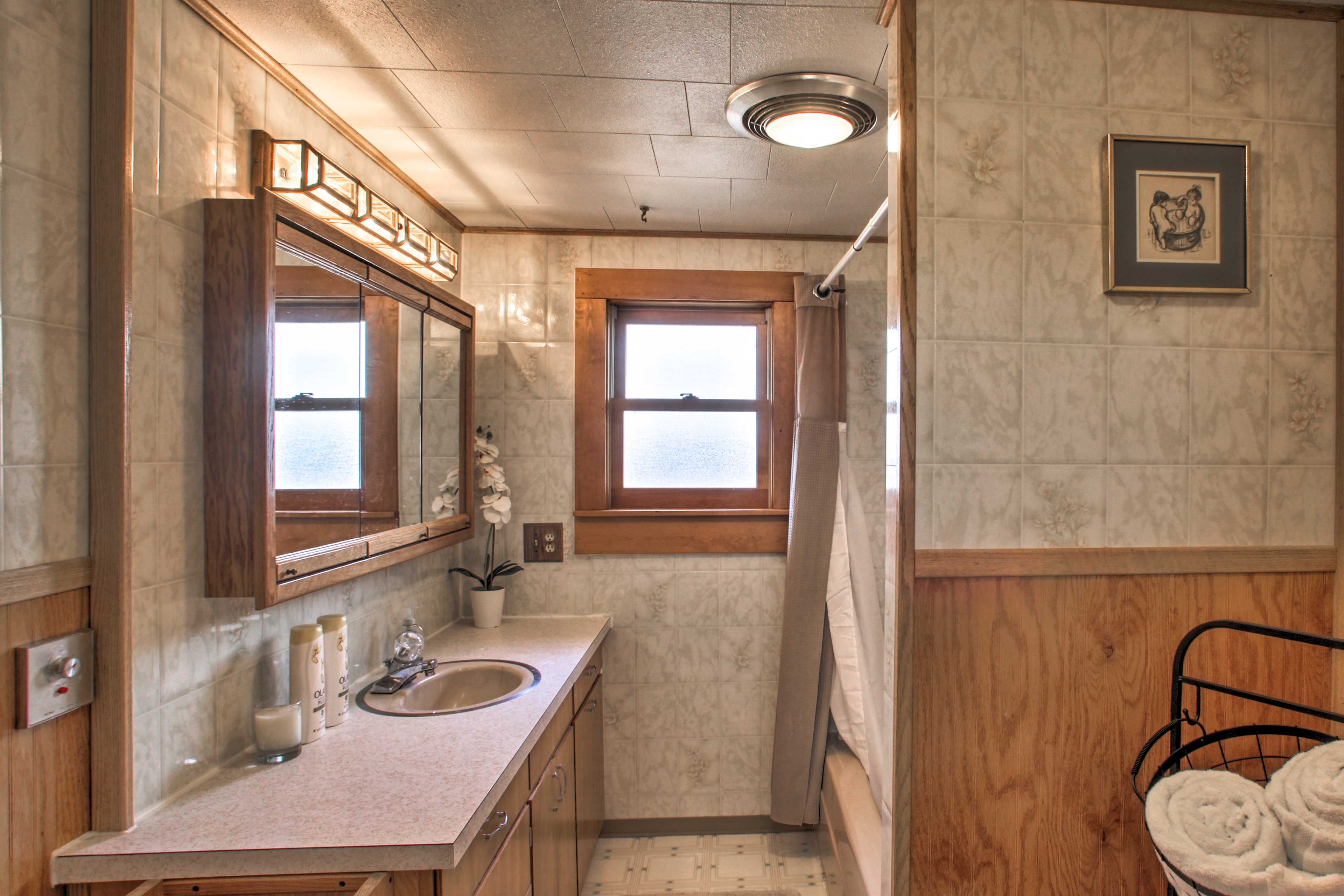 Full Bathroom | Towels Provided