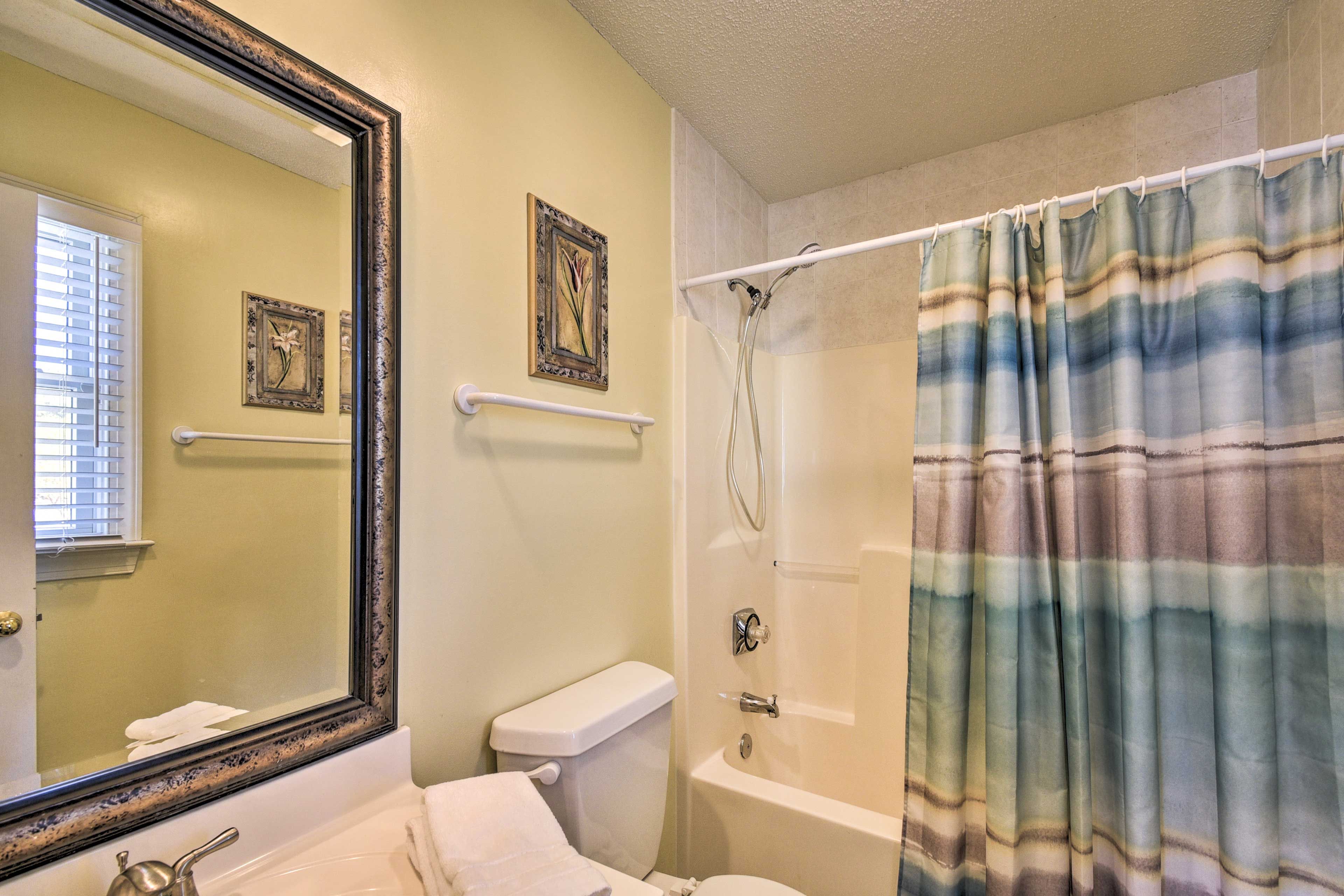 Full Bathroom | Towels Provided | Complimentary Toiletries