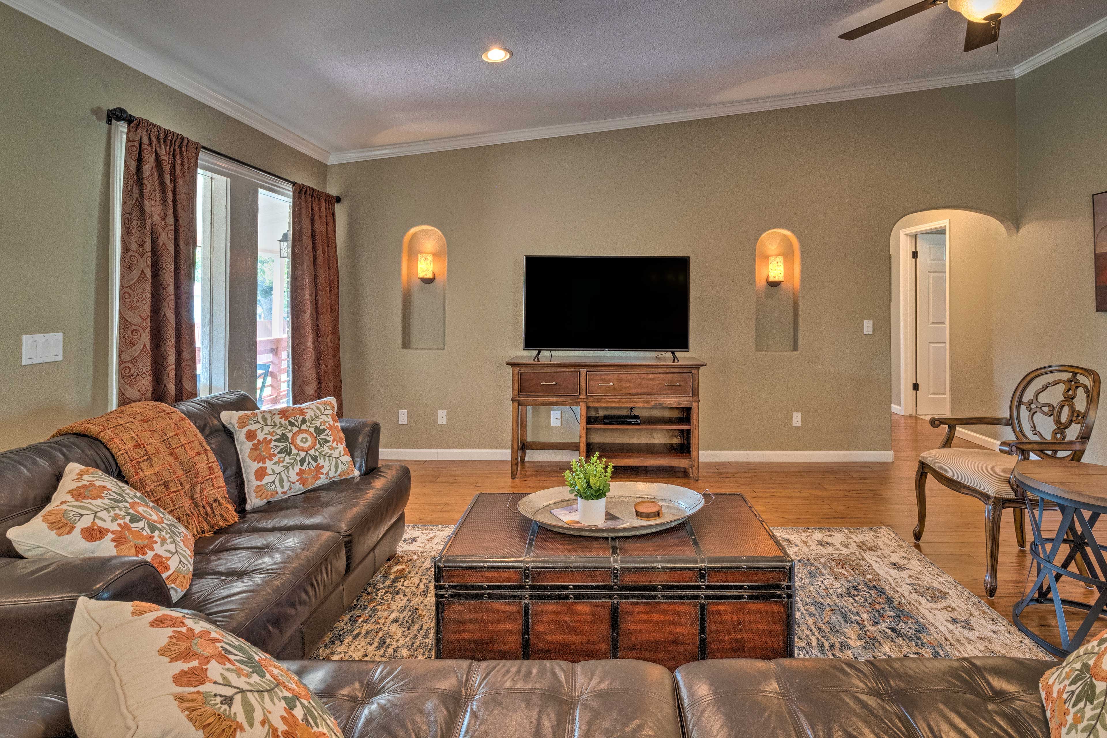 Living Room | Air Conditioning | Free WiFi