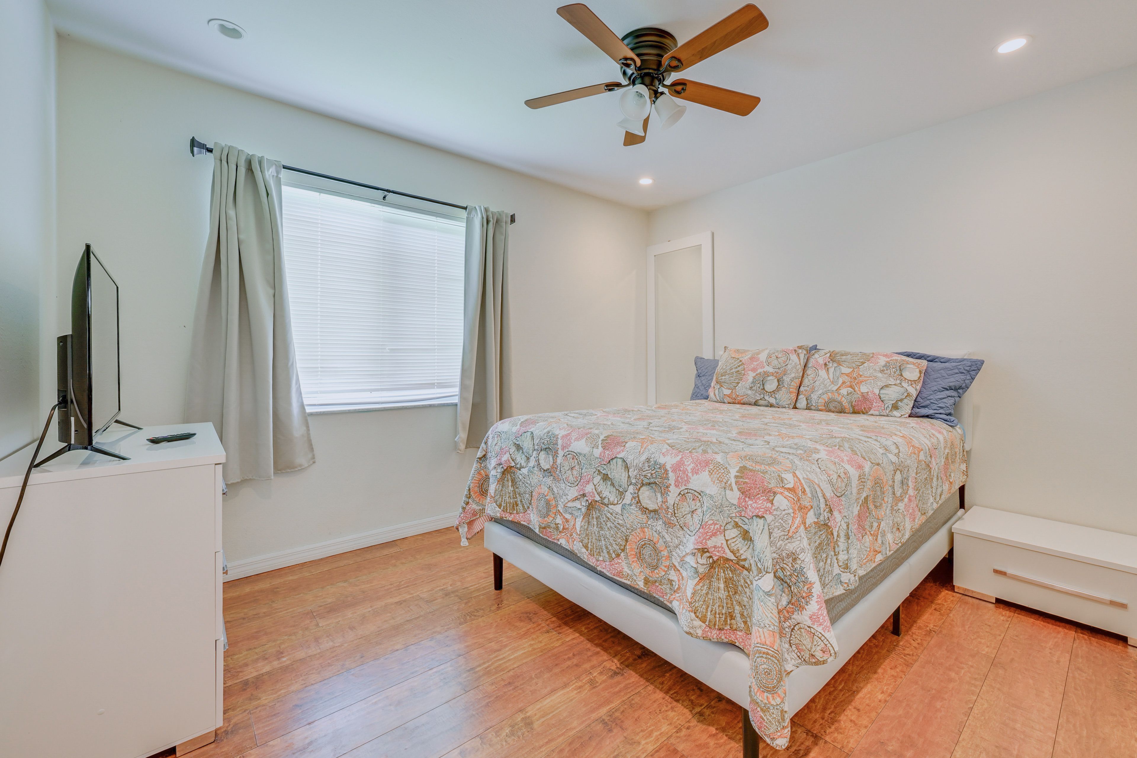 Bedroom 2 | Queen Bed