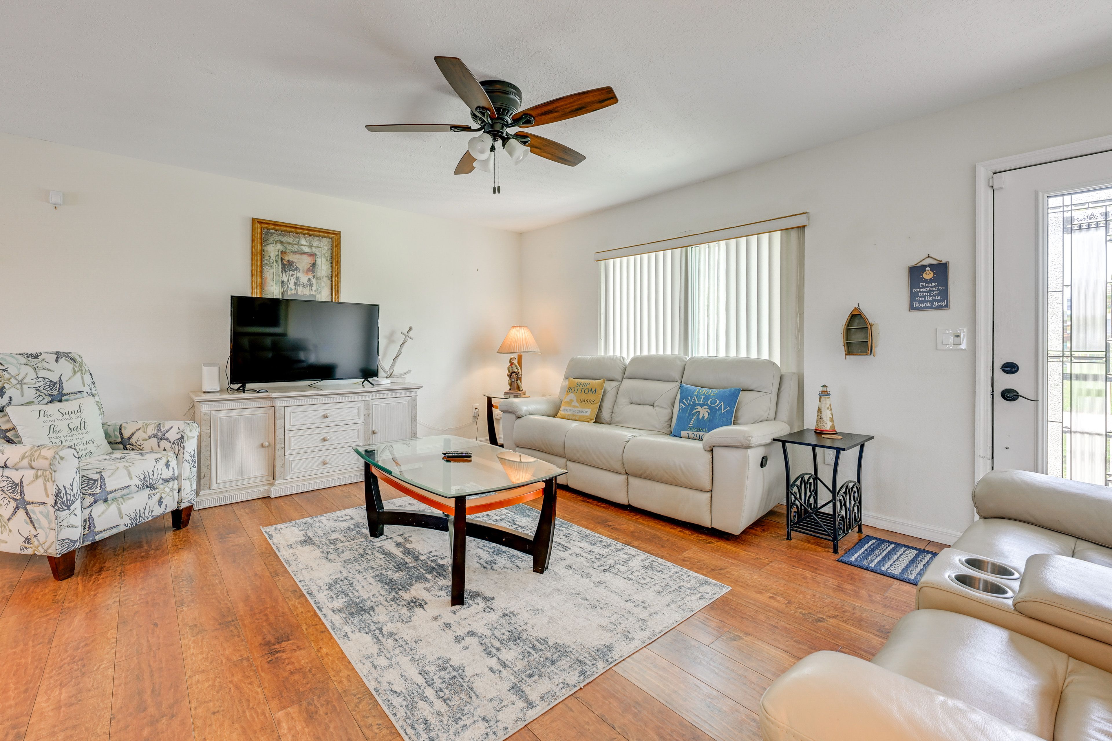 Living Room | Smart TV | Free WiFi | Central A/C & Heating