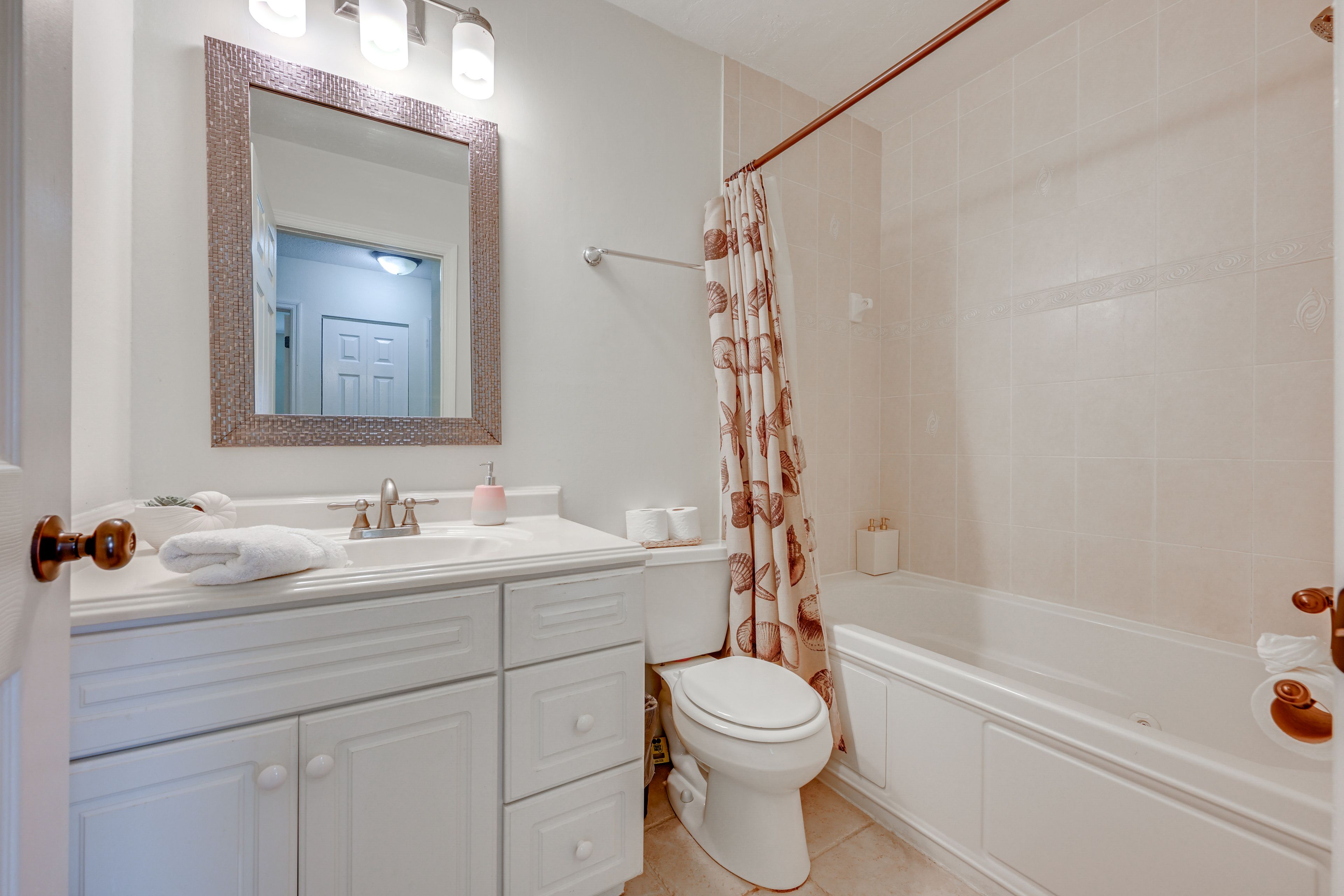 Full Bathroom | Hair Dryer | Complimentary Toiletries