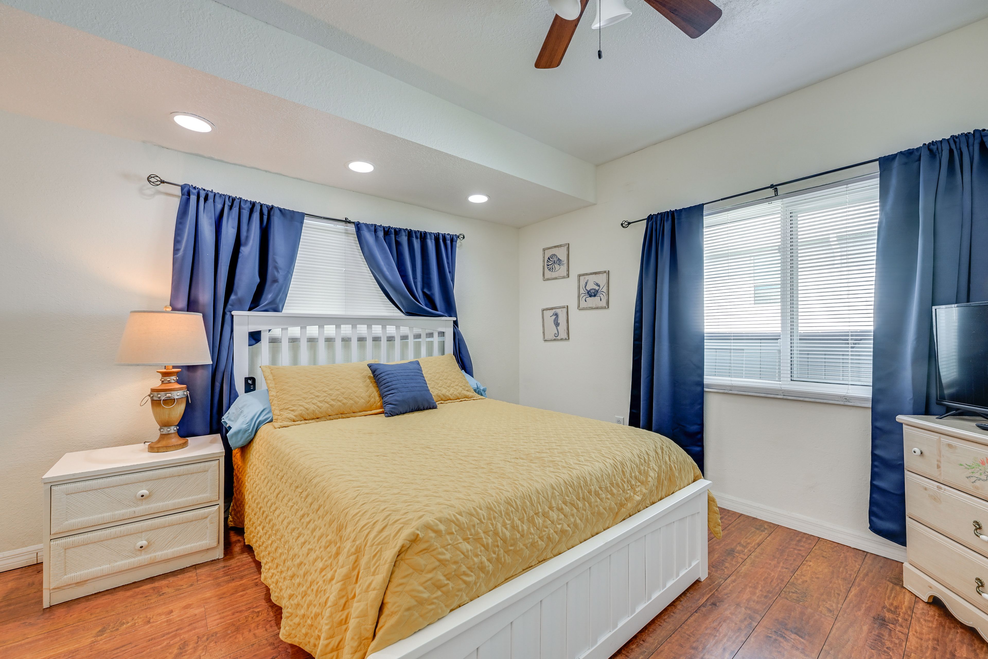 Bedroom 3 | Queen Bed