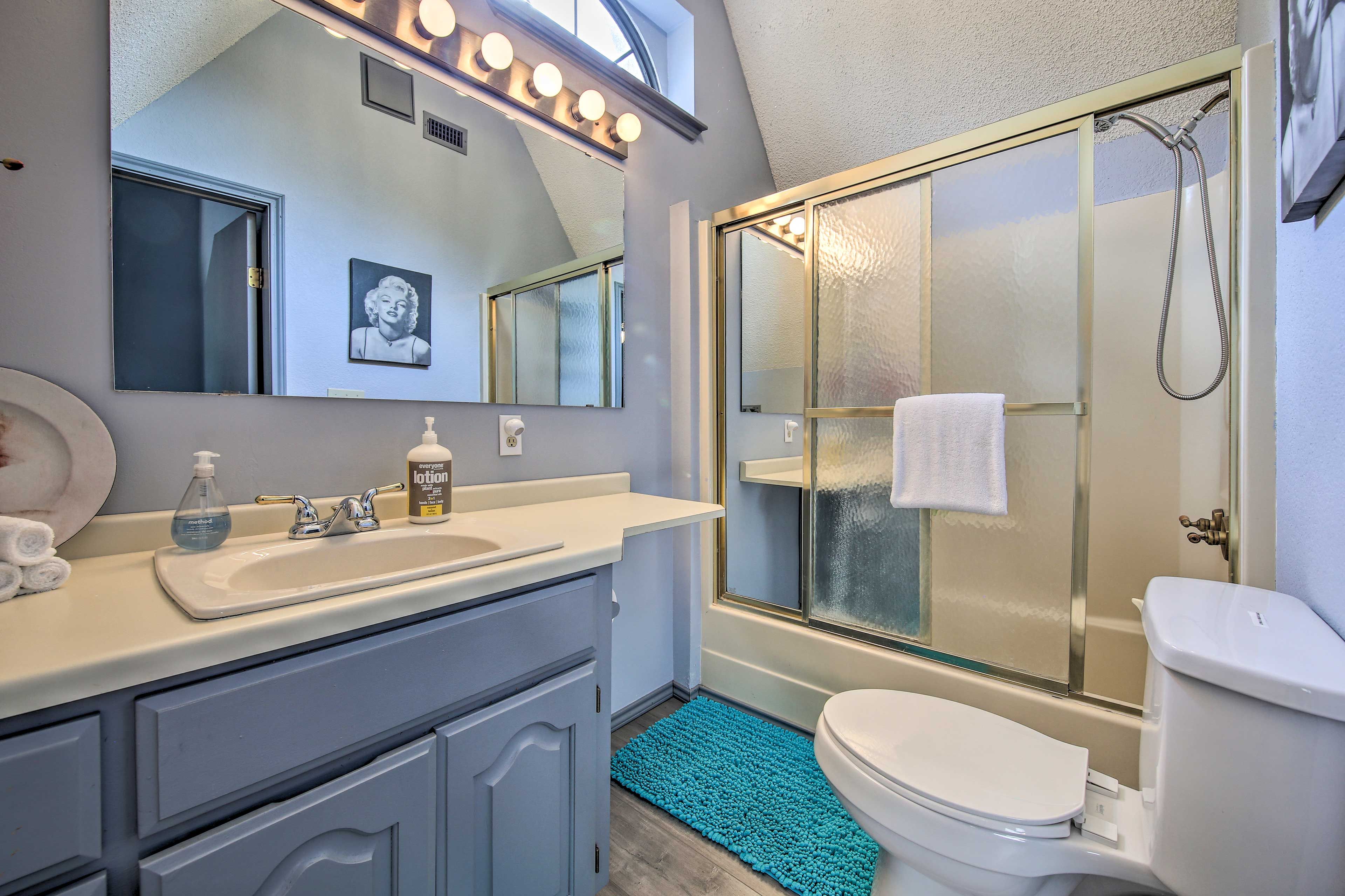 The en-suite bath features a shower/tub combo.