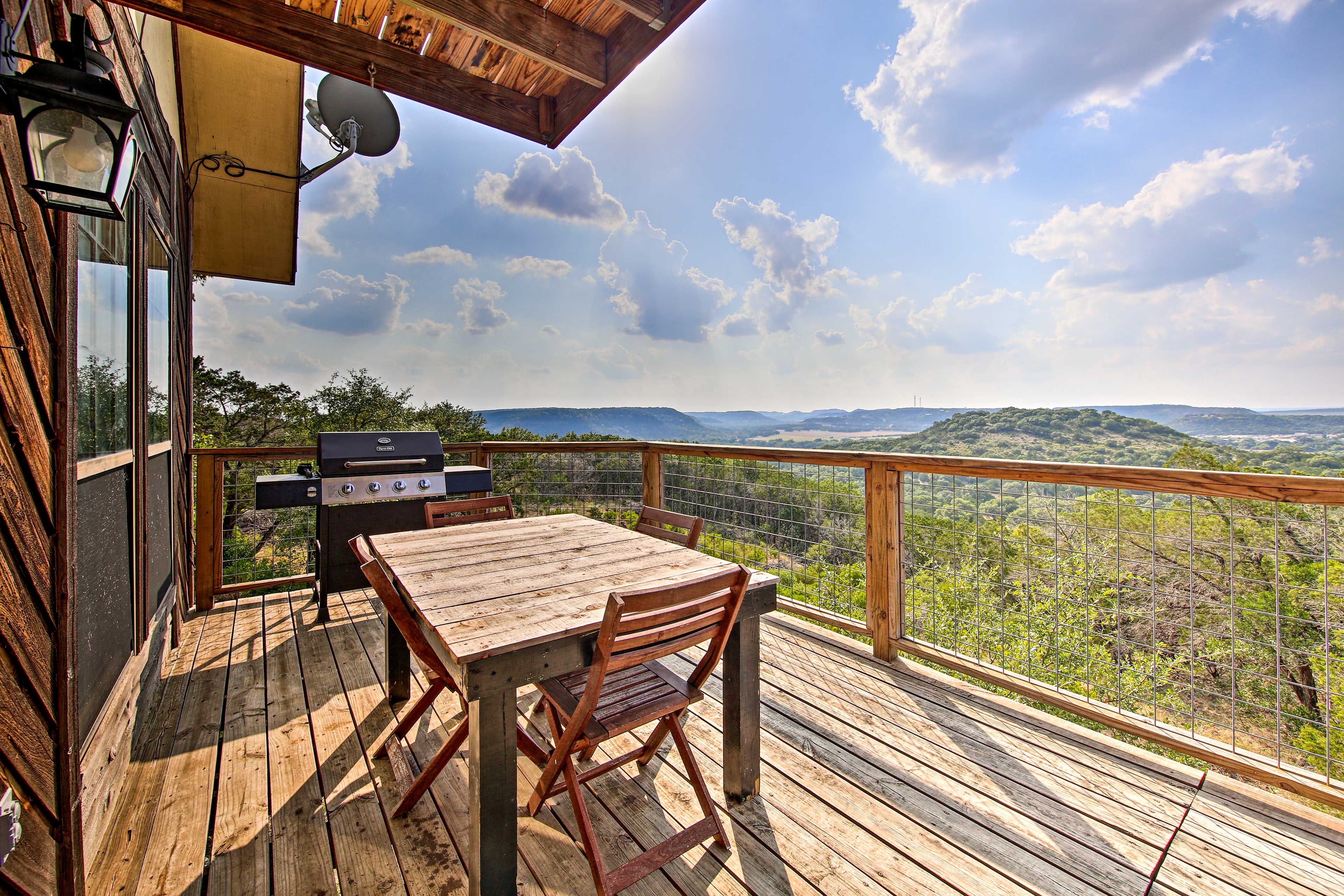 Take your meals outside to the wraparound deck where a gas grill & smoker await.