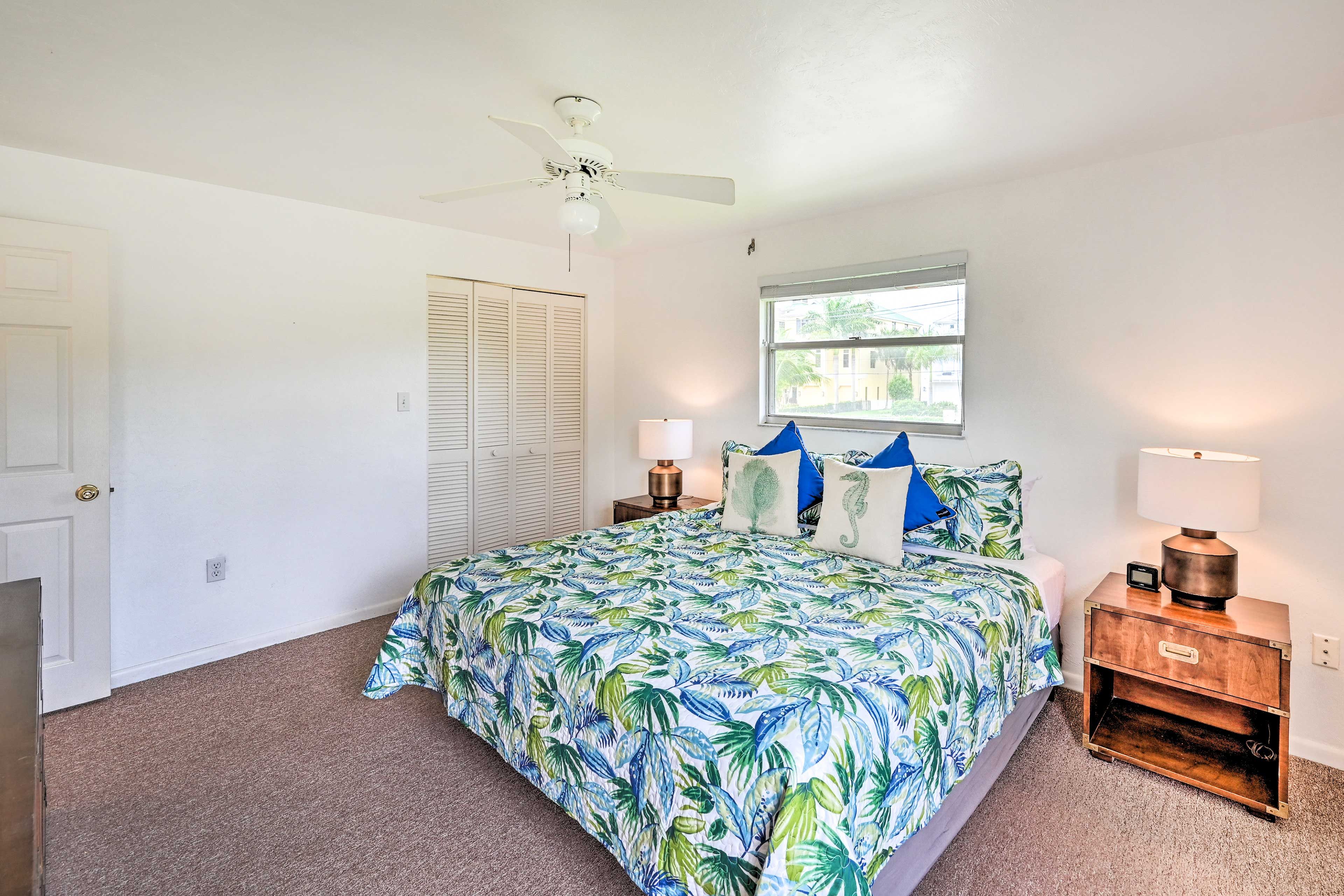Bedroom 1 | Queen Bed