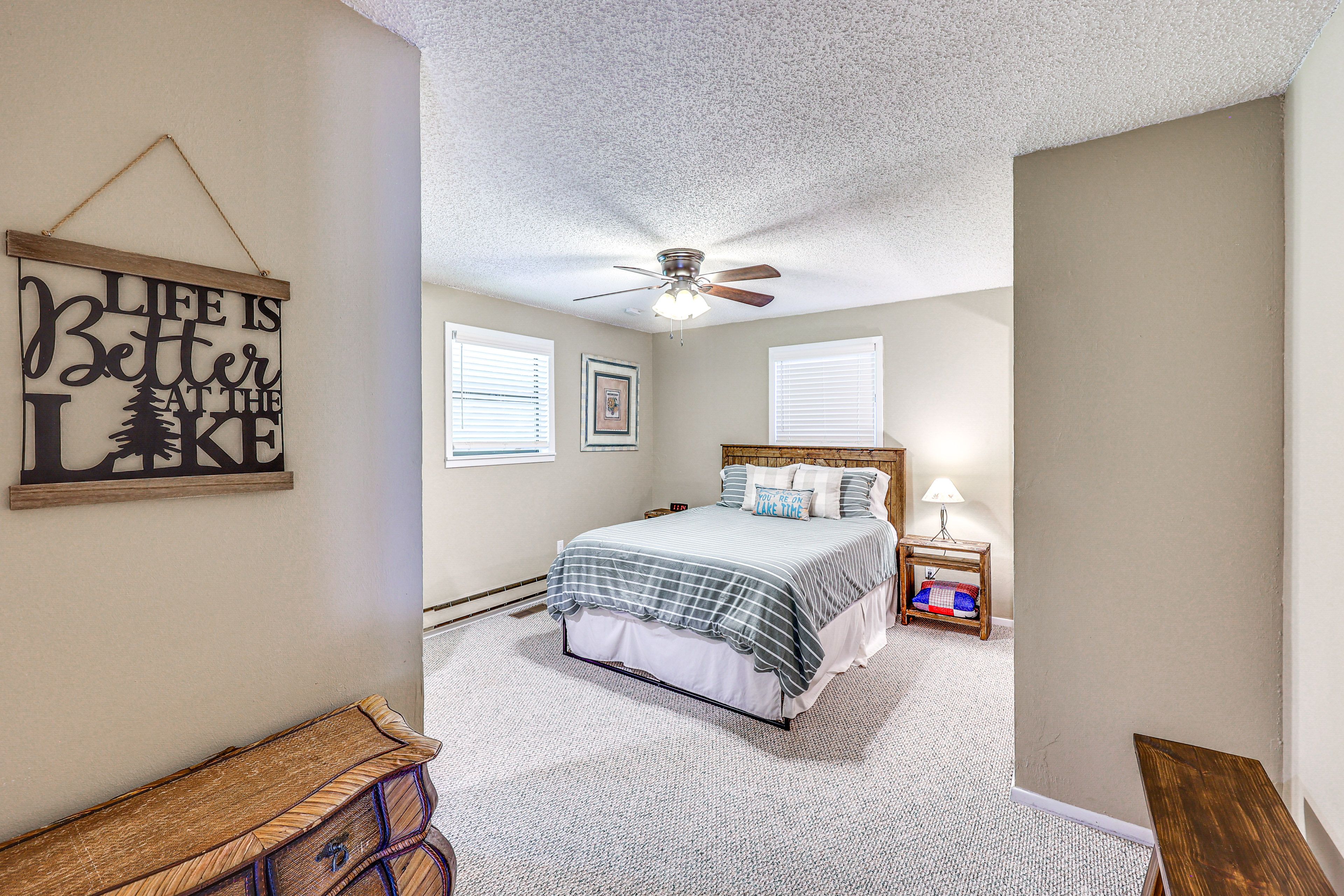 Bedroom 1 | Queen Bed