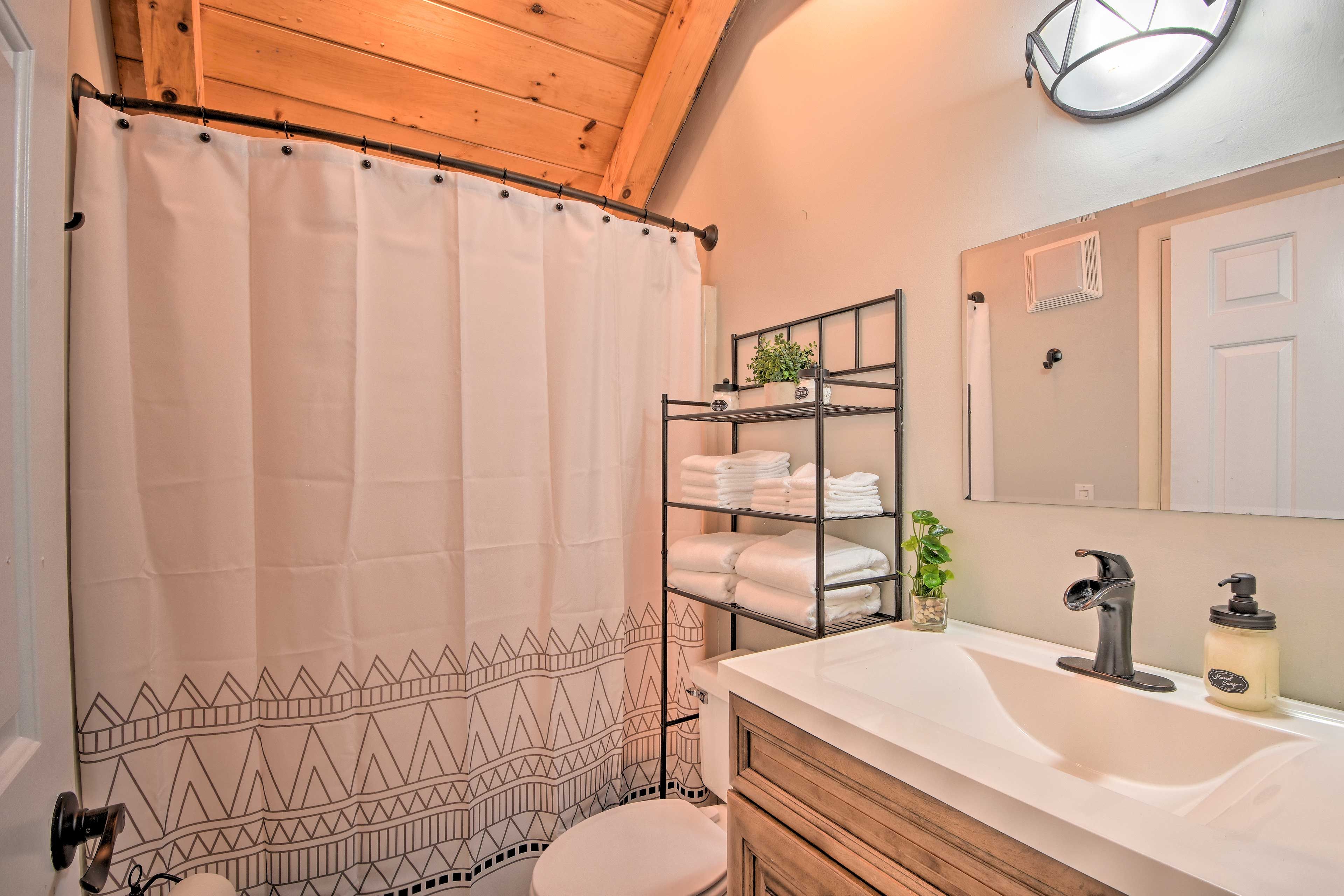Full Bathroom | Towels | Linens