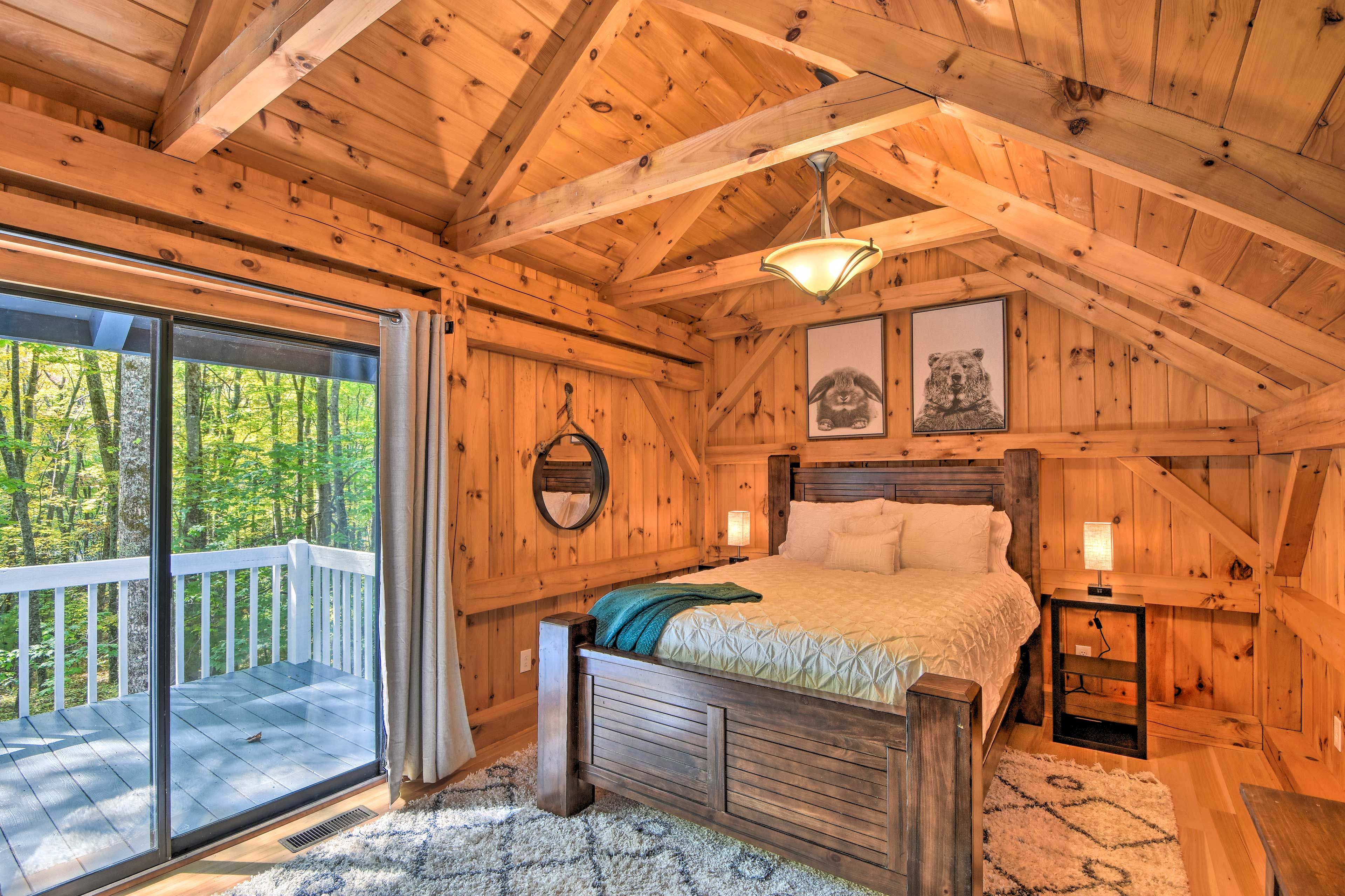 Main Bedroom | Queen Bed | Smart TV