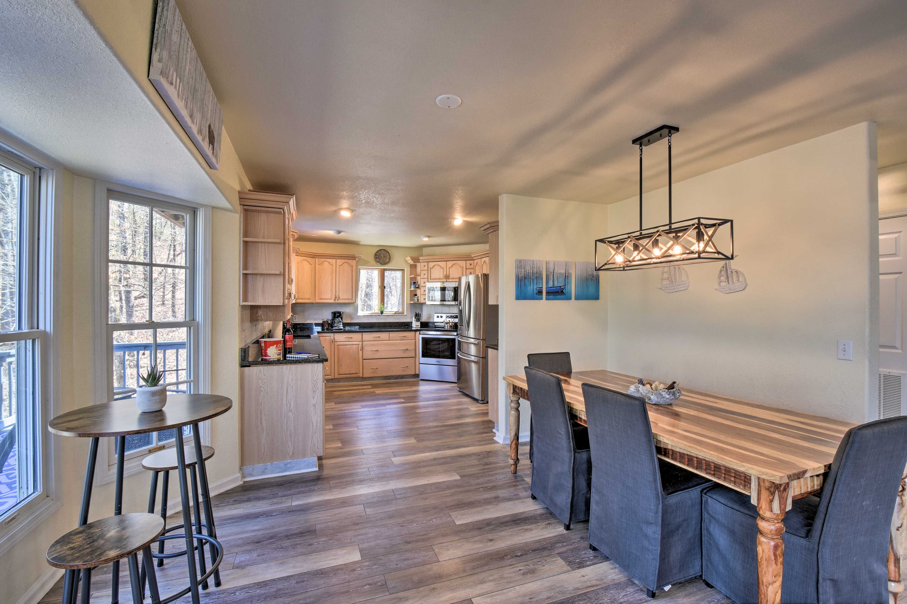 Dining Area | Dishware & Flatware Provided