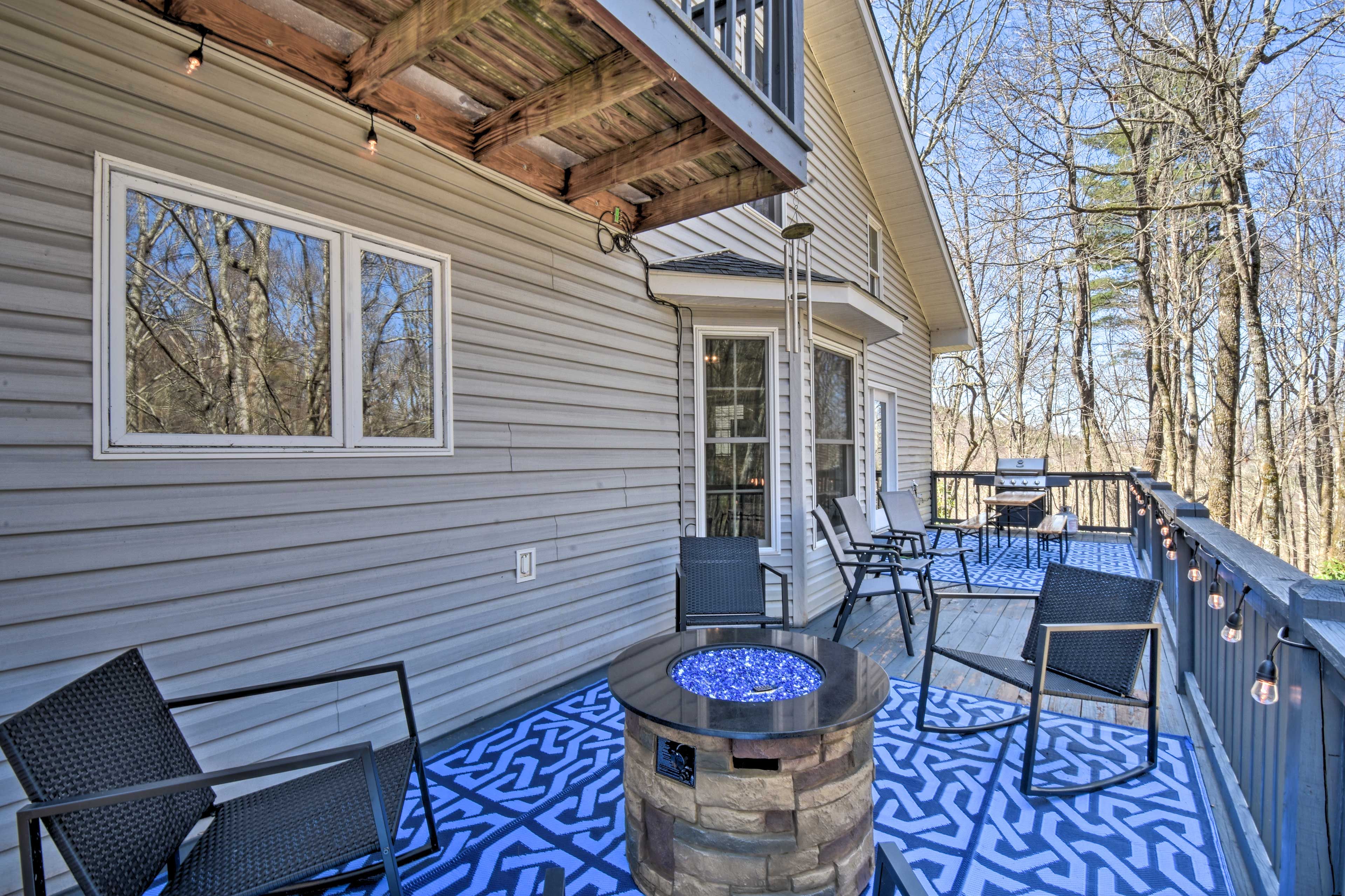 Deck | Gas Grill | Fire Pit Table