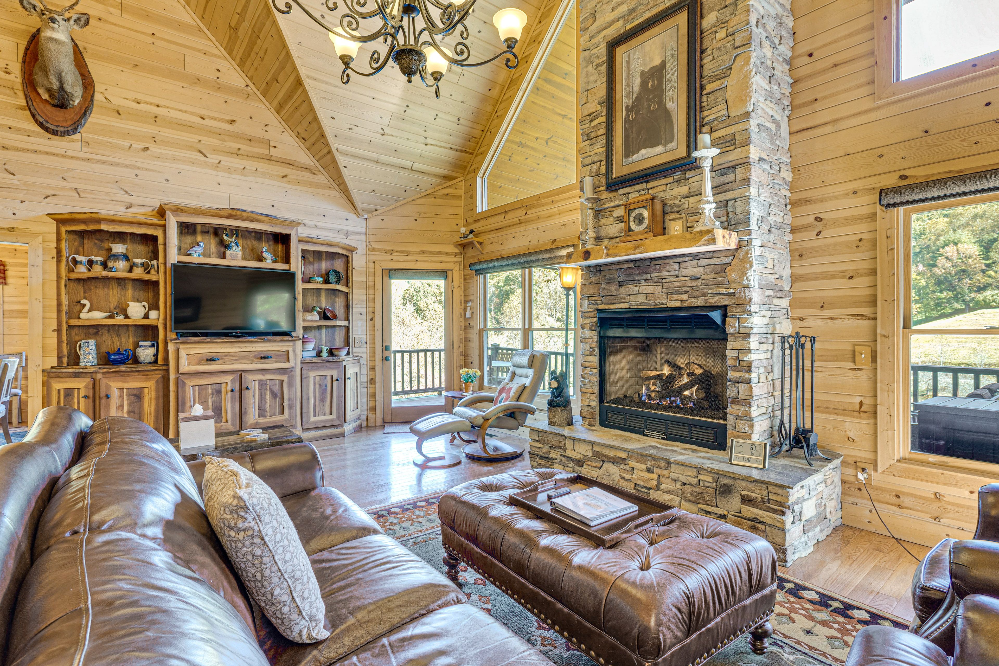 Living Room | 1st Floor | Smart TV | Gas Fireplace | Free WiFi
