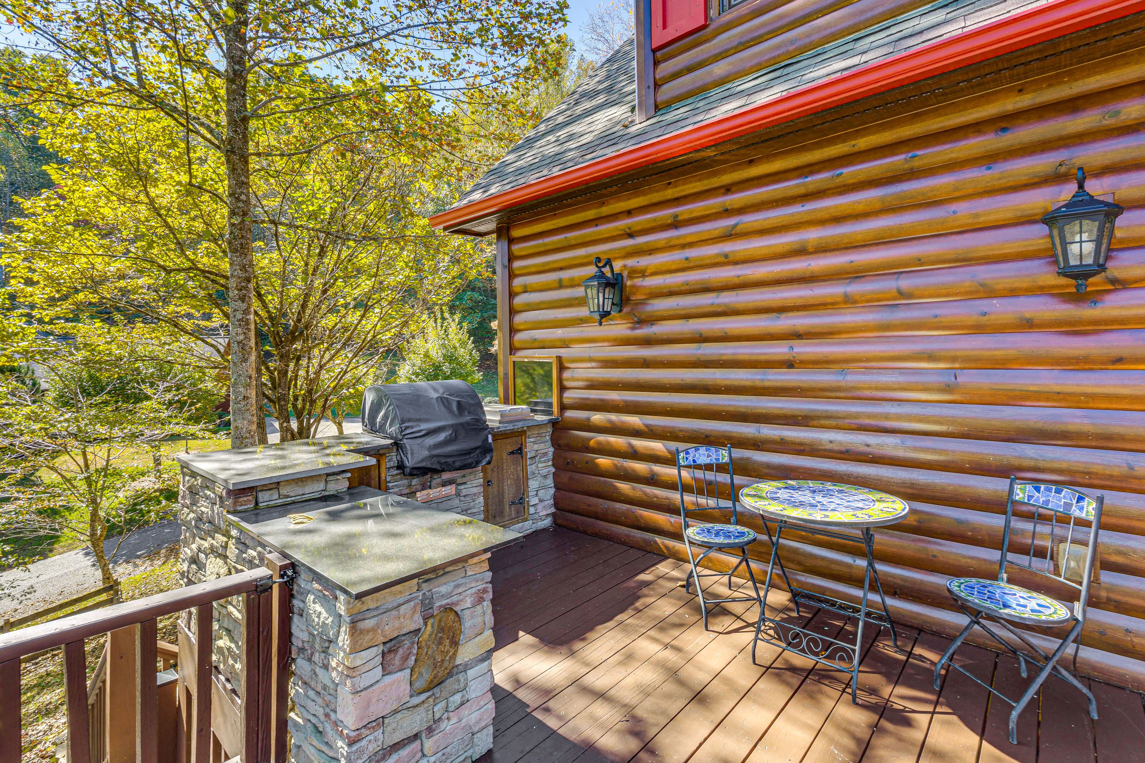 Deck | Gas Grill | Outdoor Dining