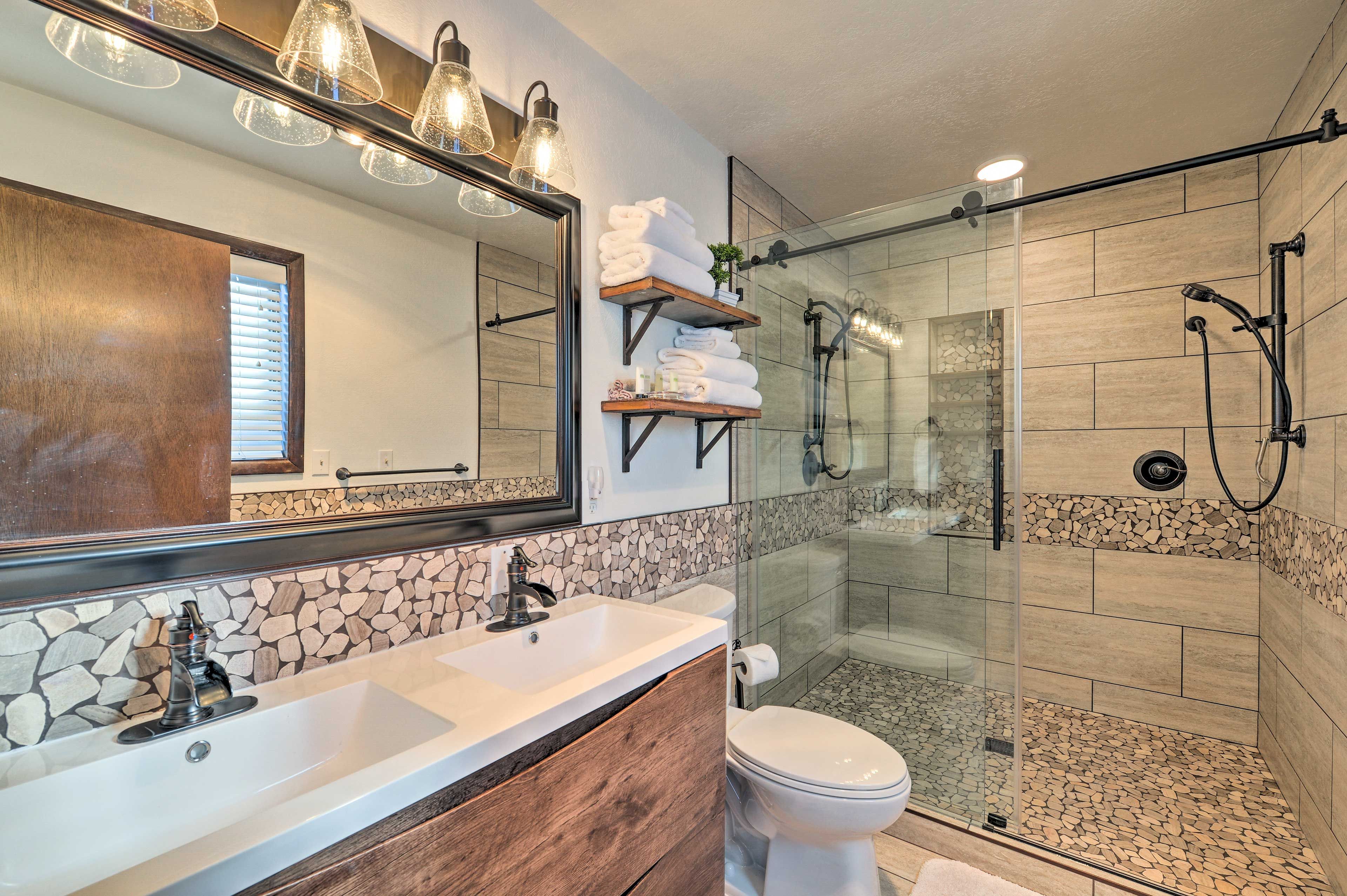 Full Bathroom | Complimentary Toiletries