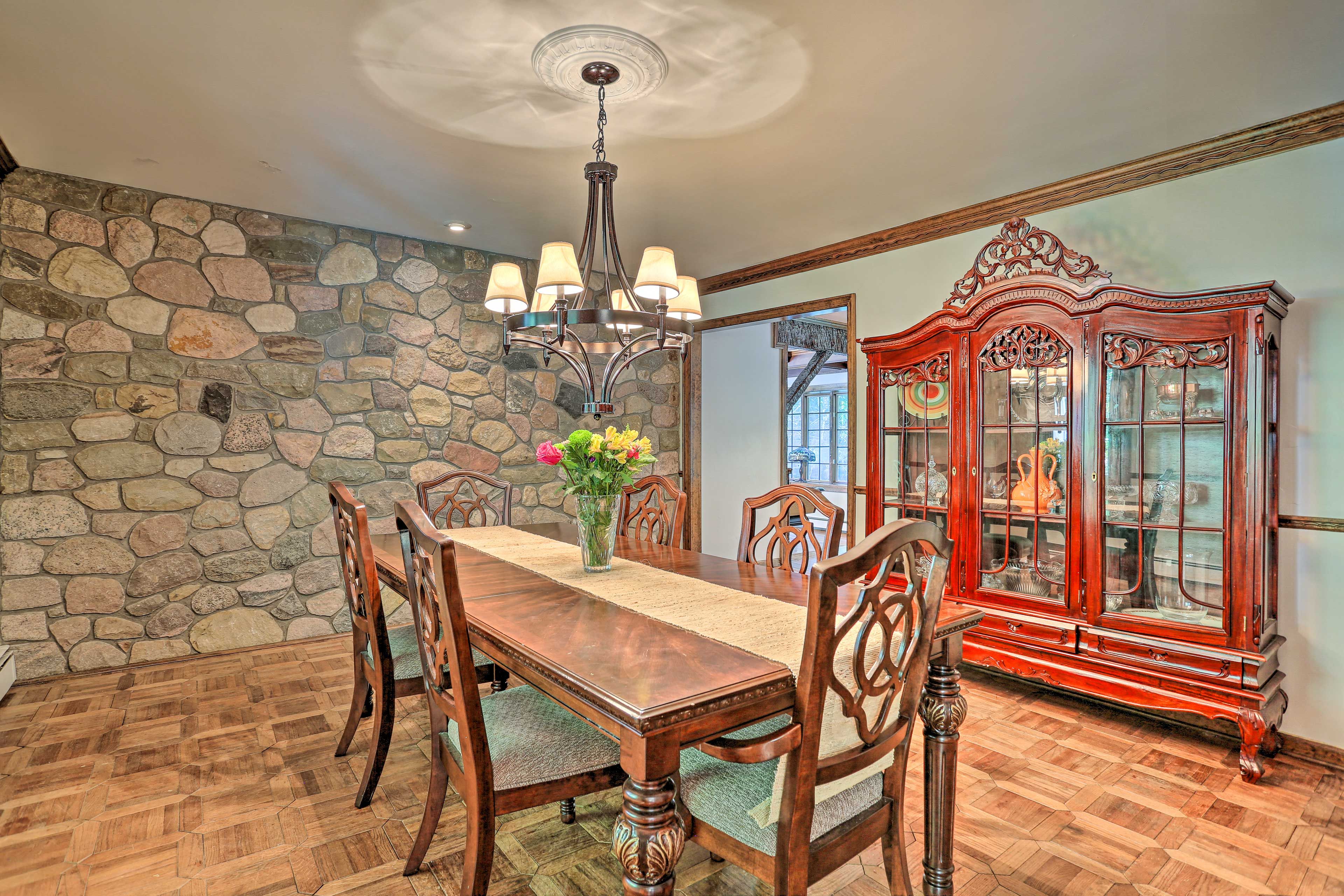 Dining Room | Dishes & Flatware Provided