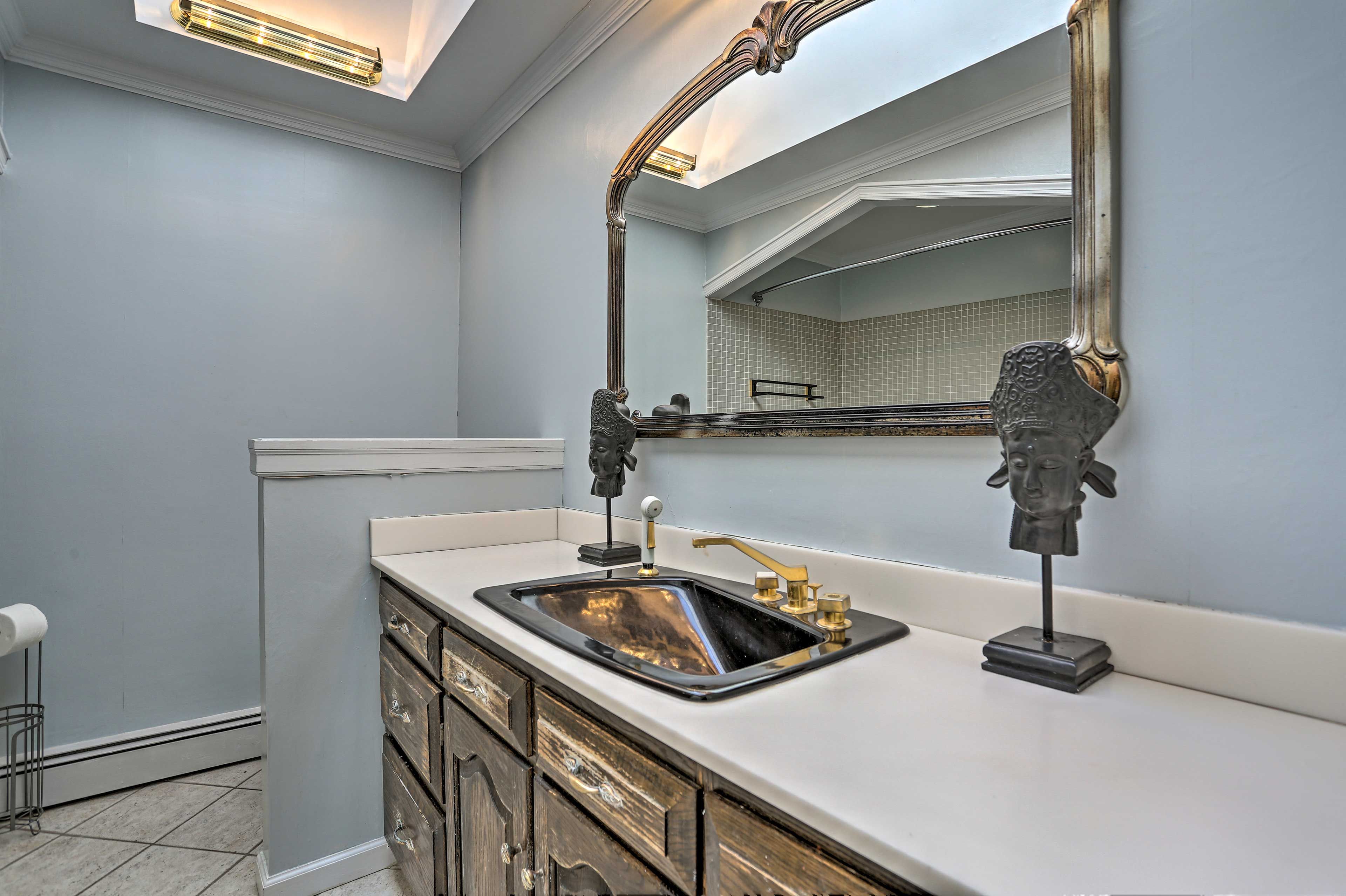 Full Bathroom | Soaking Tub