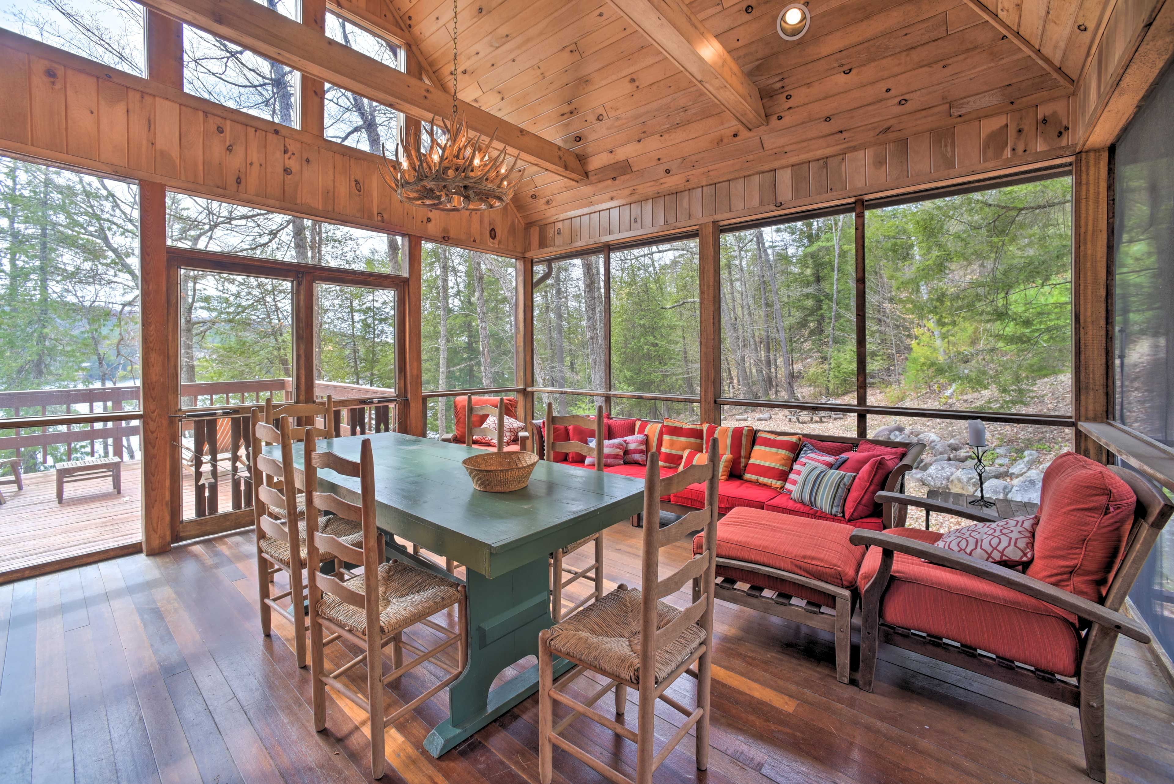 Screened-In Porch | Cushioned Patio Furniture