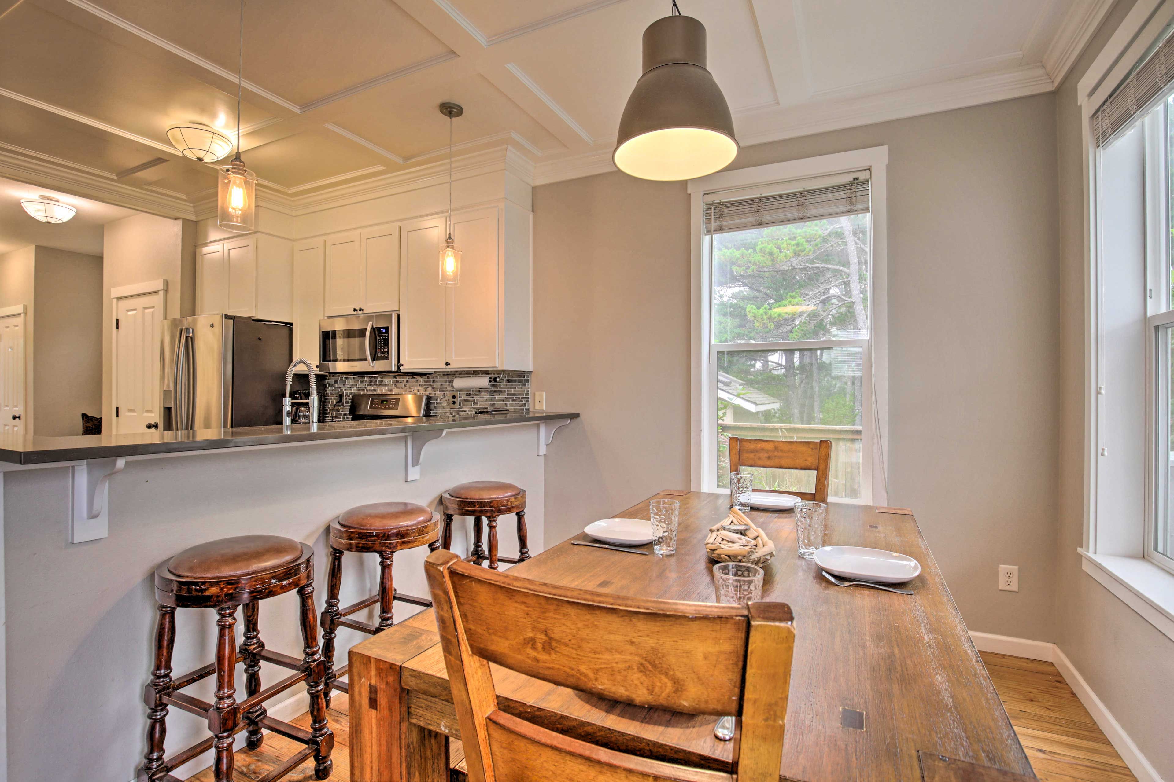 Dining Area | Dishes & Flatware Provided
