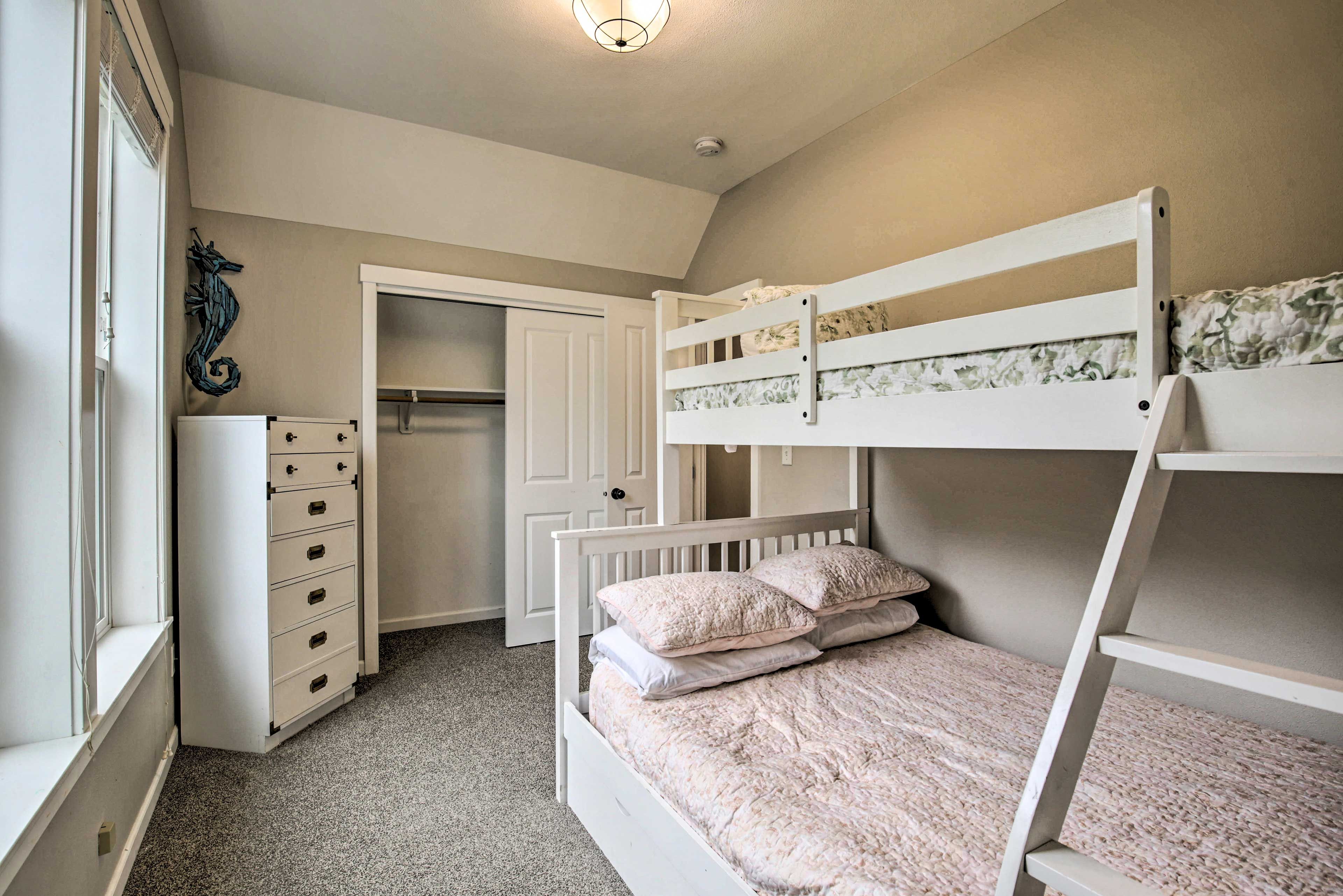 Bedroom 2 | Twin/Full Bunk Bed w/ Twin Trundle
