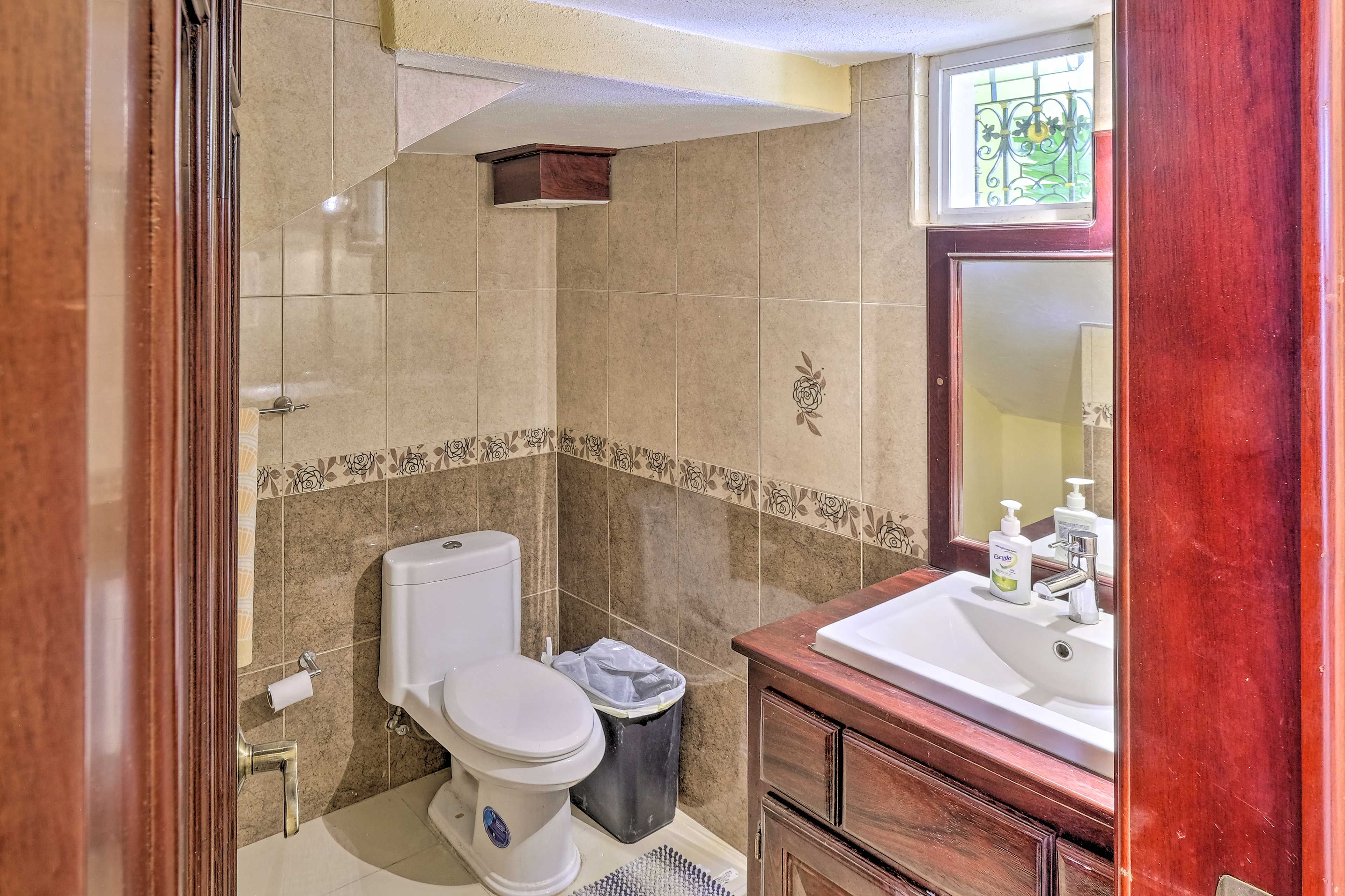 5 Full Bathrooms | Towels Provided