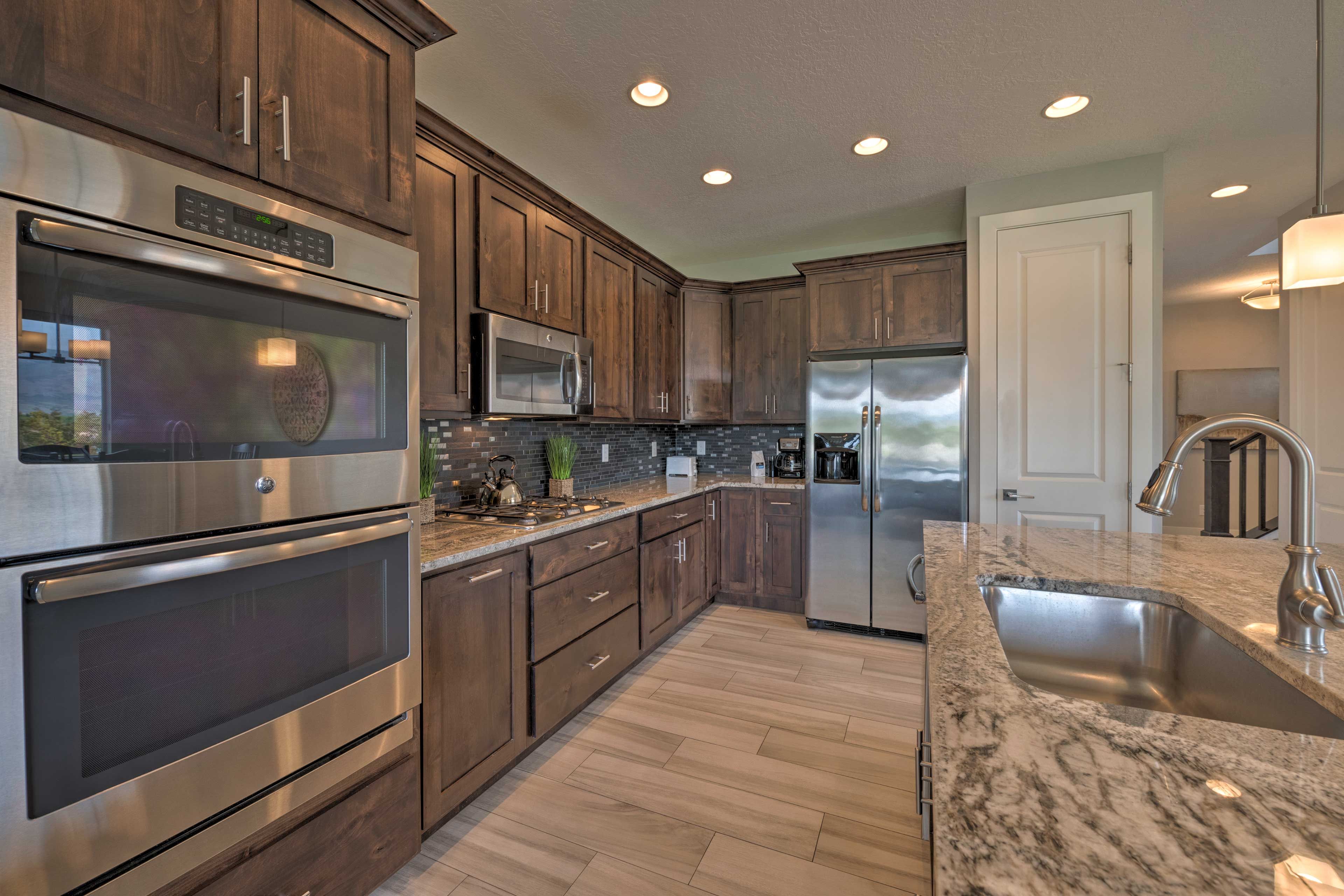 Fully Equipped Kitchen | Dual Ovens | Granite Countertops | Entertainment Island