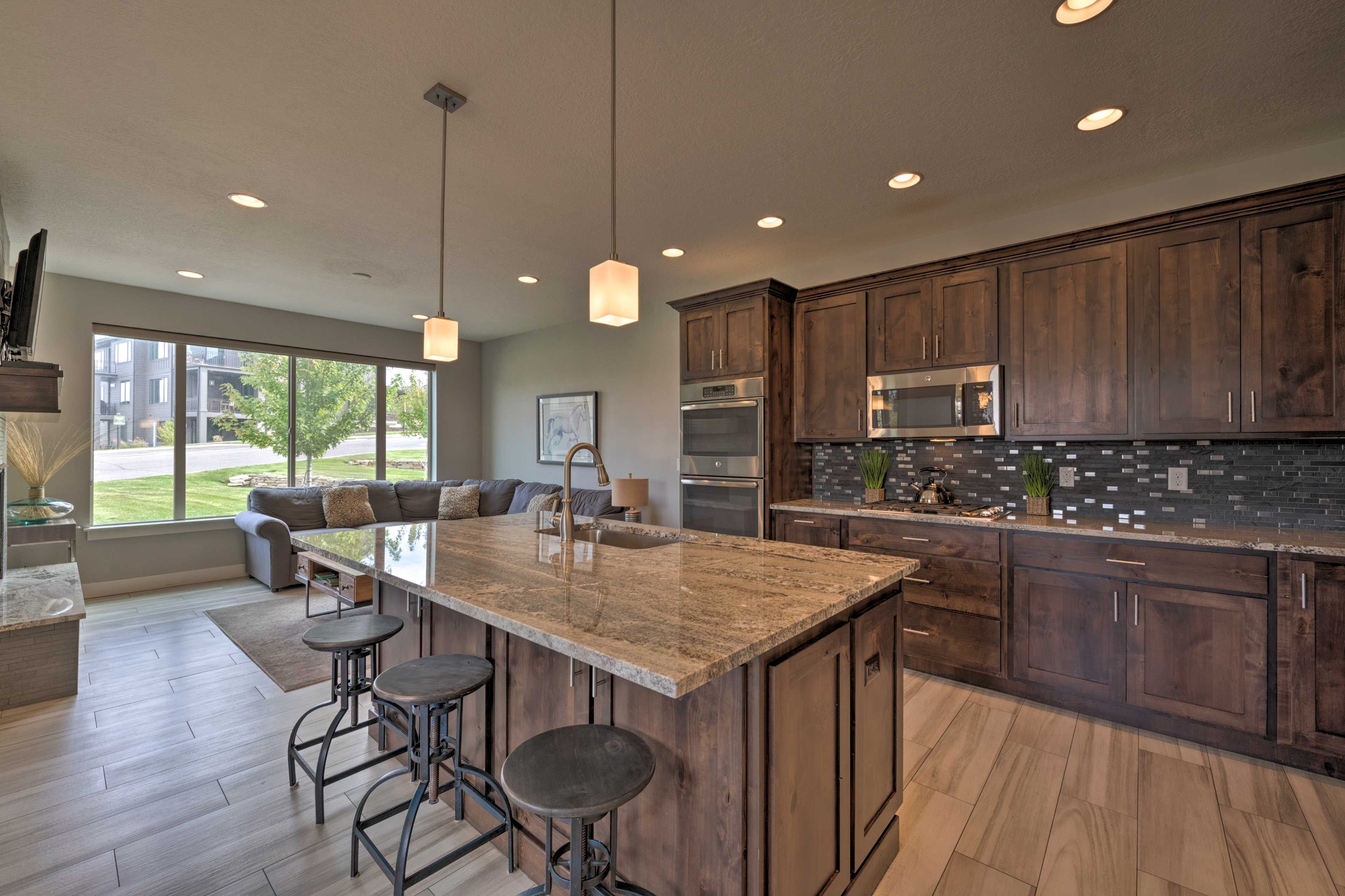 Full Kitchen | Breakfast Bar | Tea Kettle | Dishware/Flatware