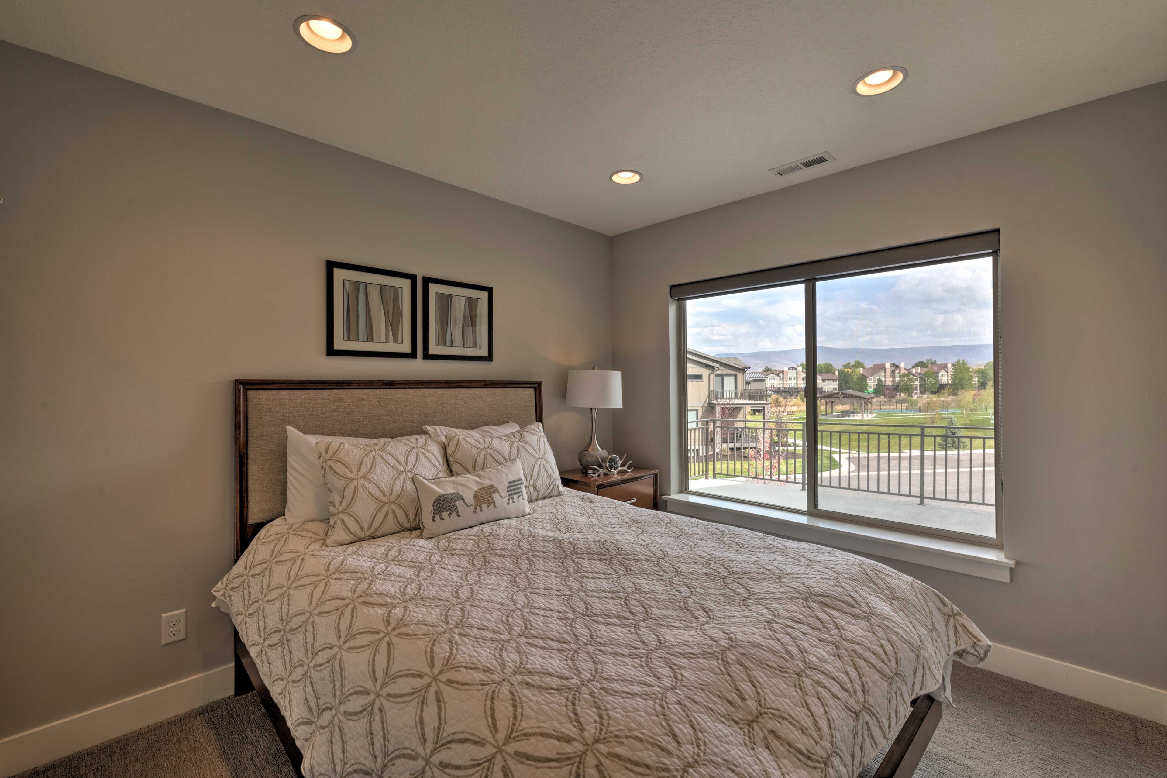 Third Bedroom | Queen Bed