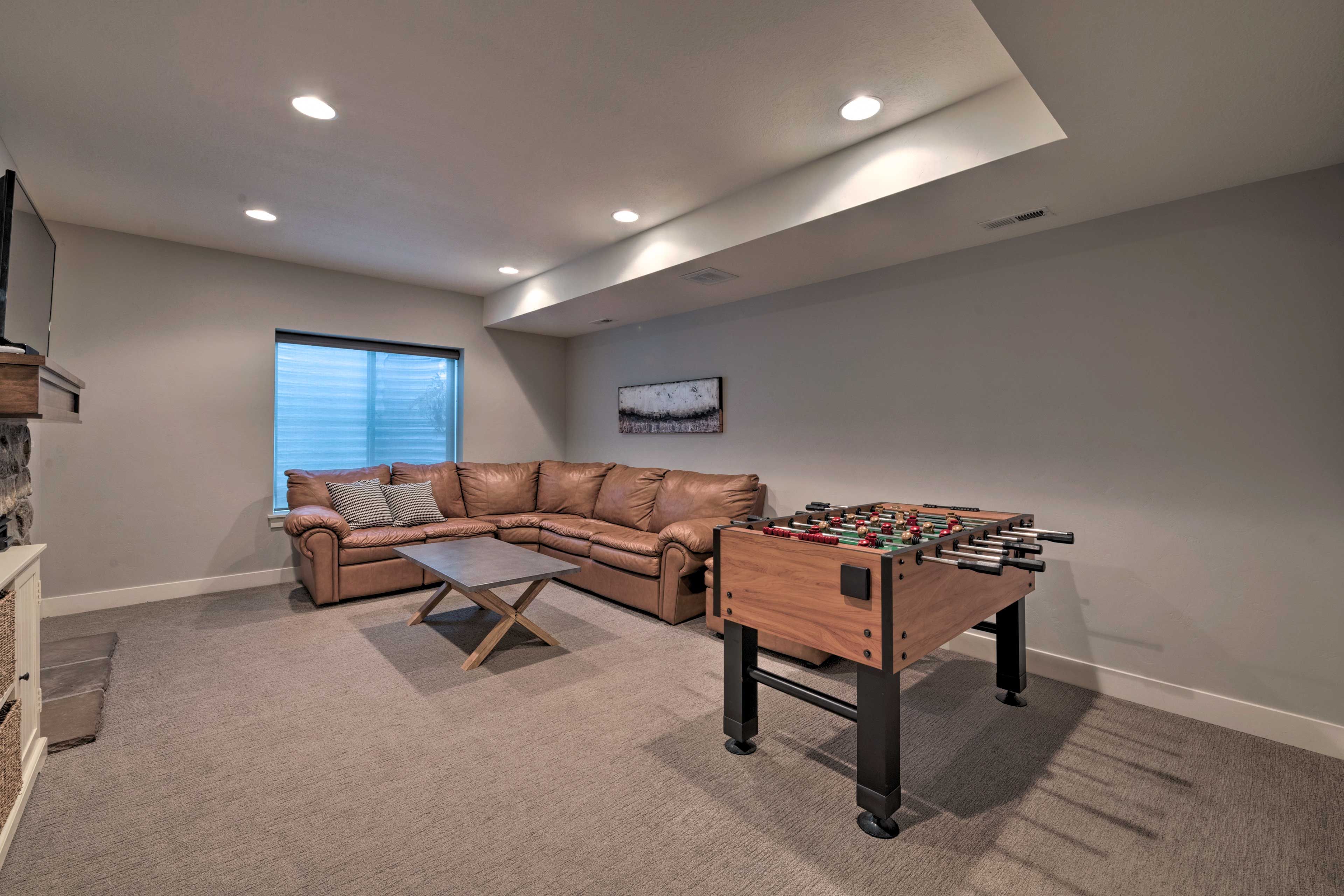 Game Room | Sleeper Sofa | Gas Fireplace | Smart TV | Basement