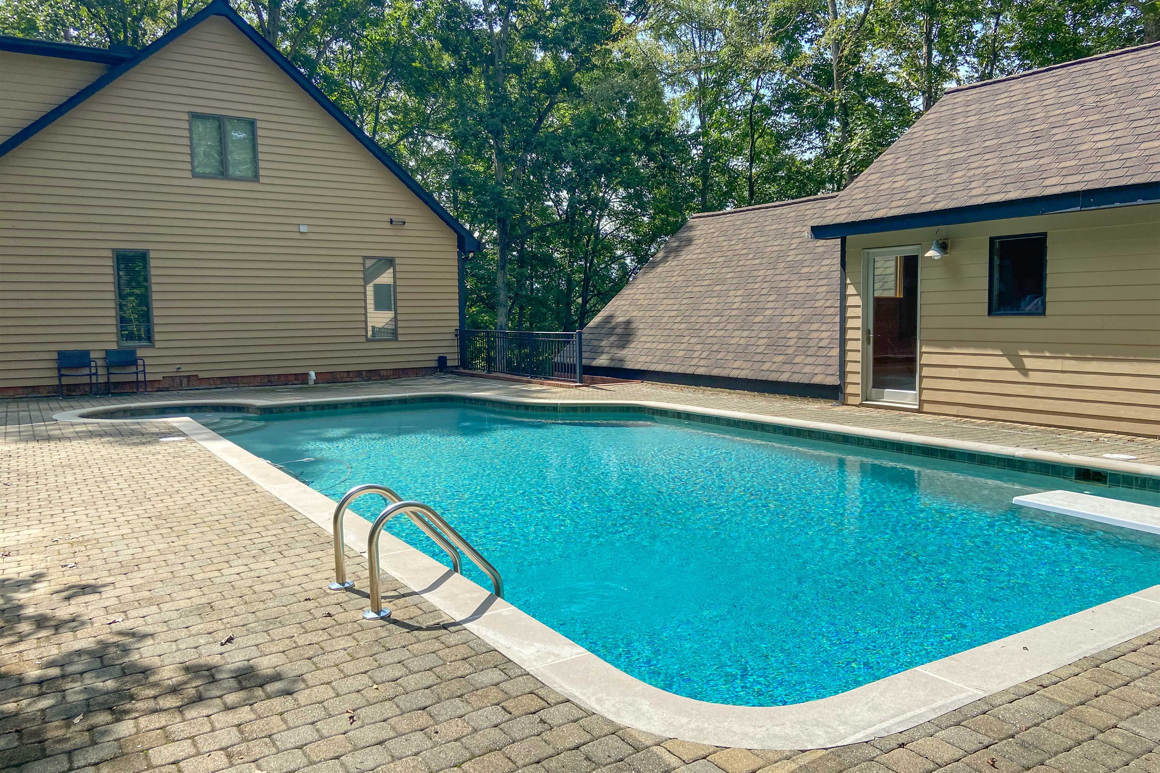 Exterior Space | Pool (Depth 3' - 9')