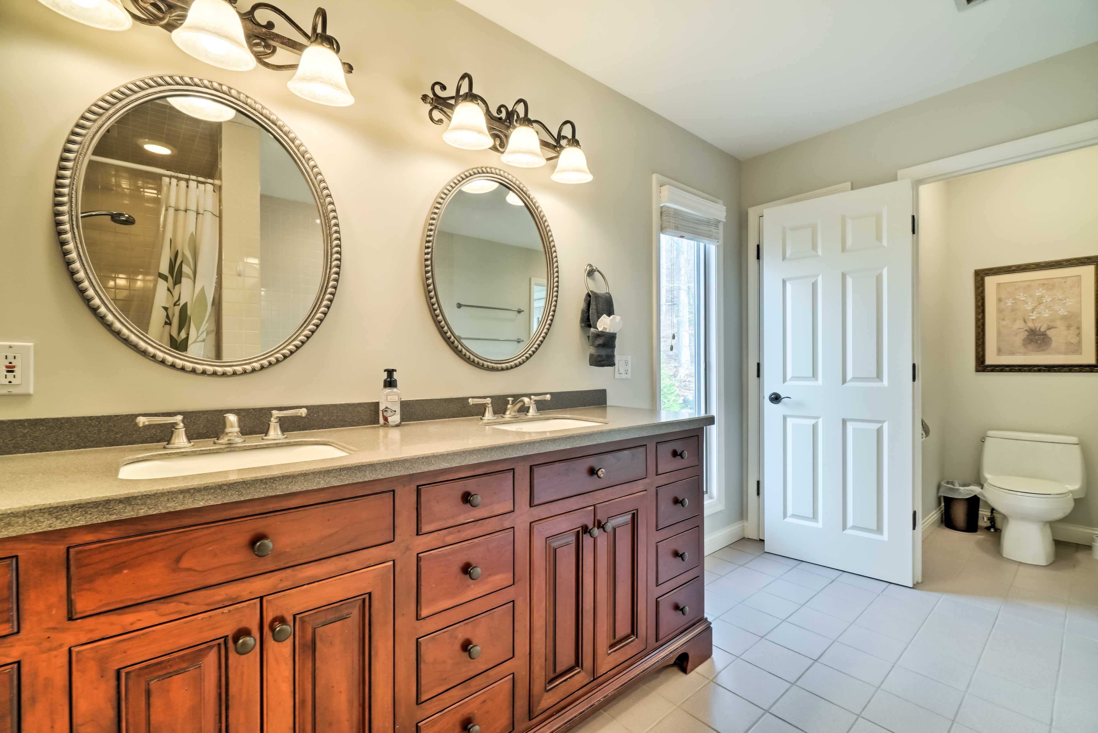 Full Bathroom | Toiletries Provided