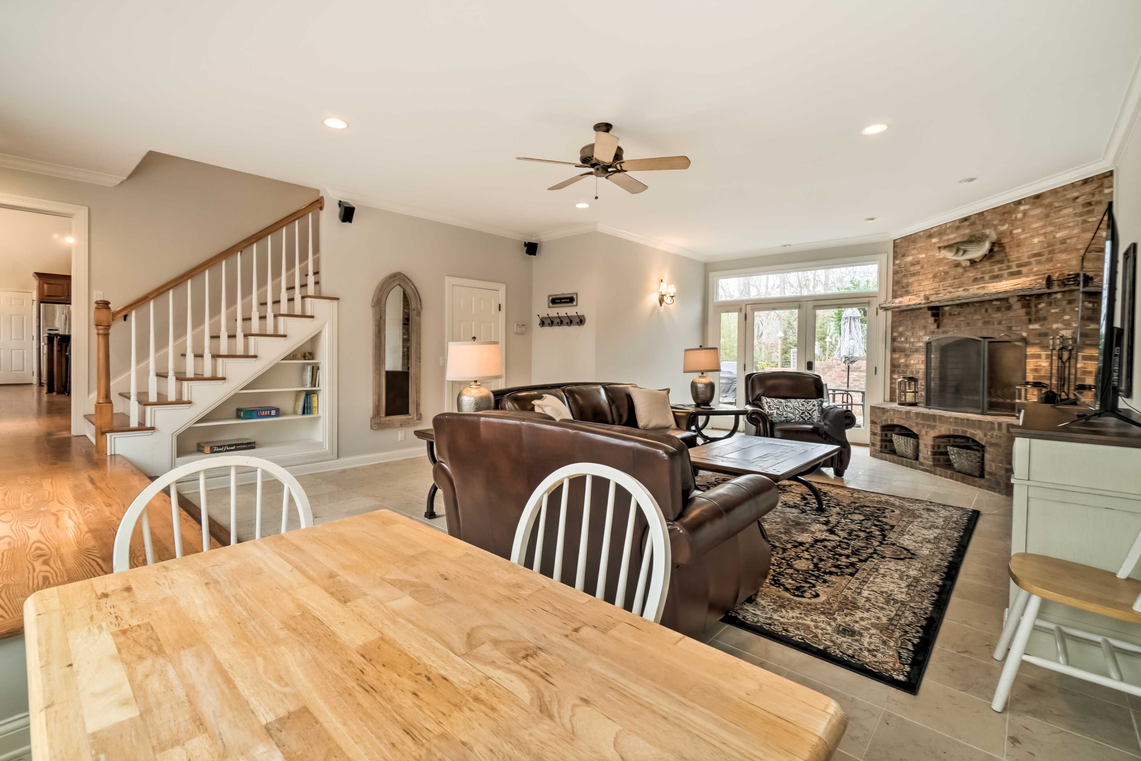 Additional Dining Area | Dishware/Flatware Provided