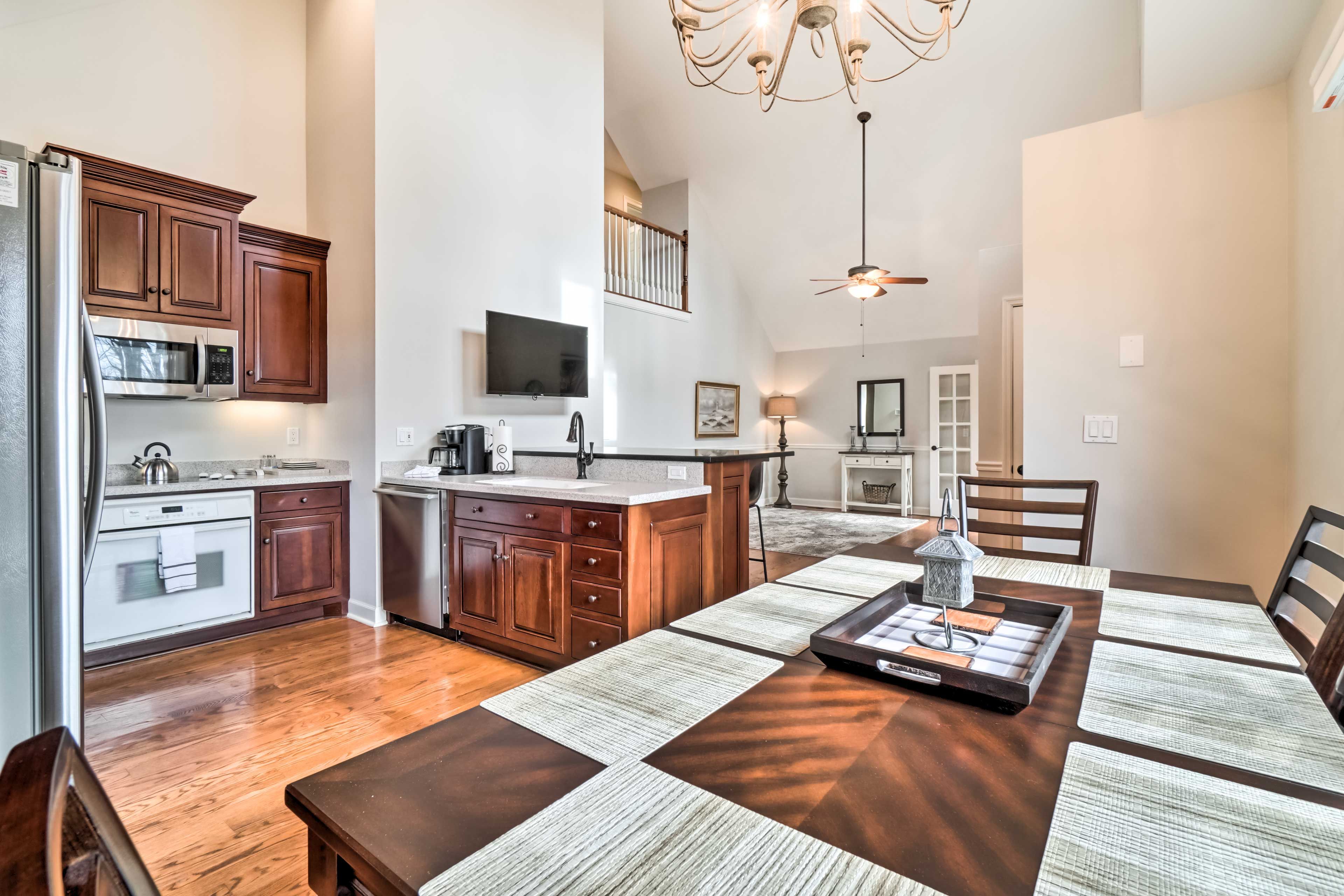 Dining Area | Dishware/Flatware Provided