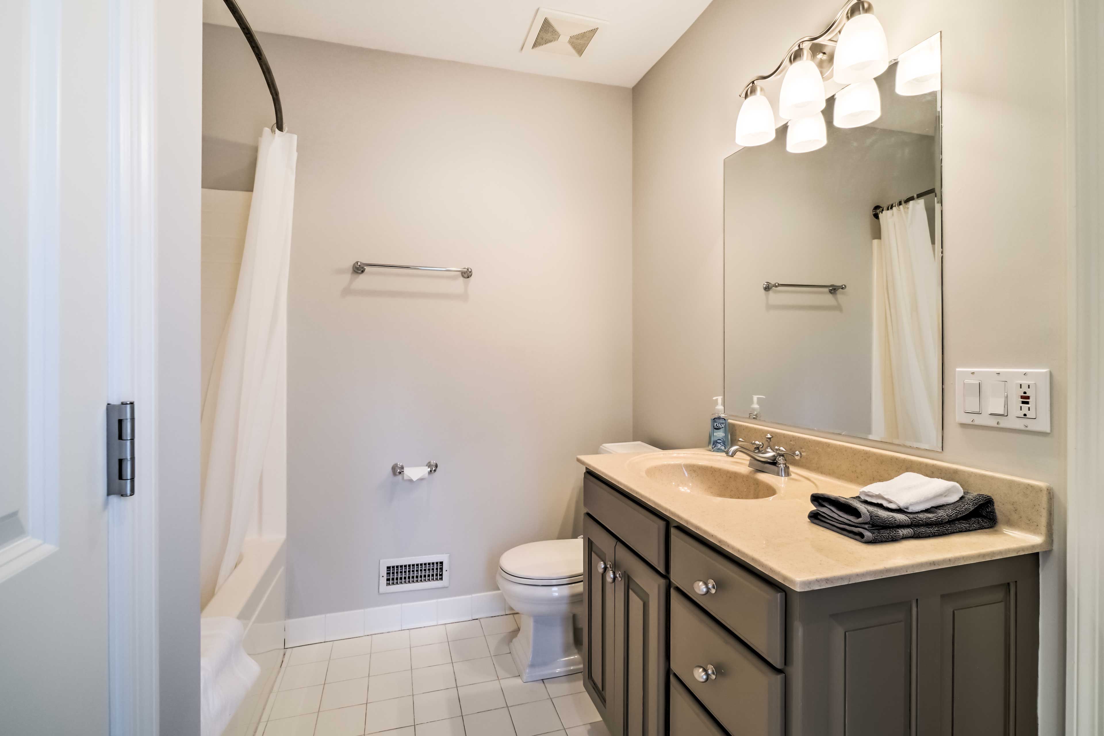 Full Bathroom | Towels Provided