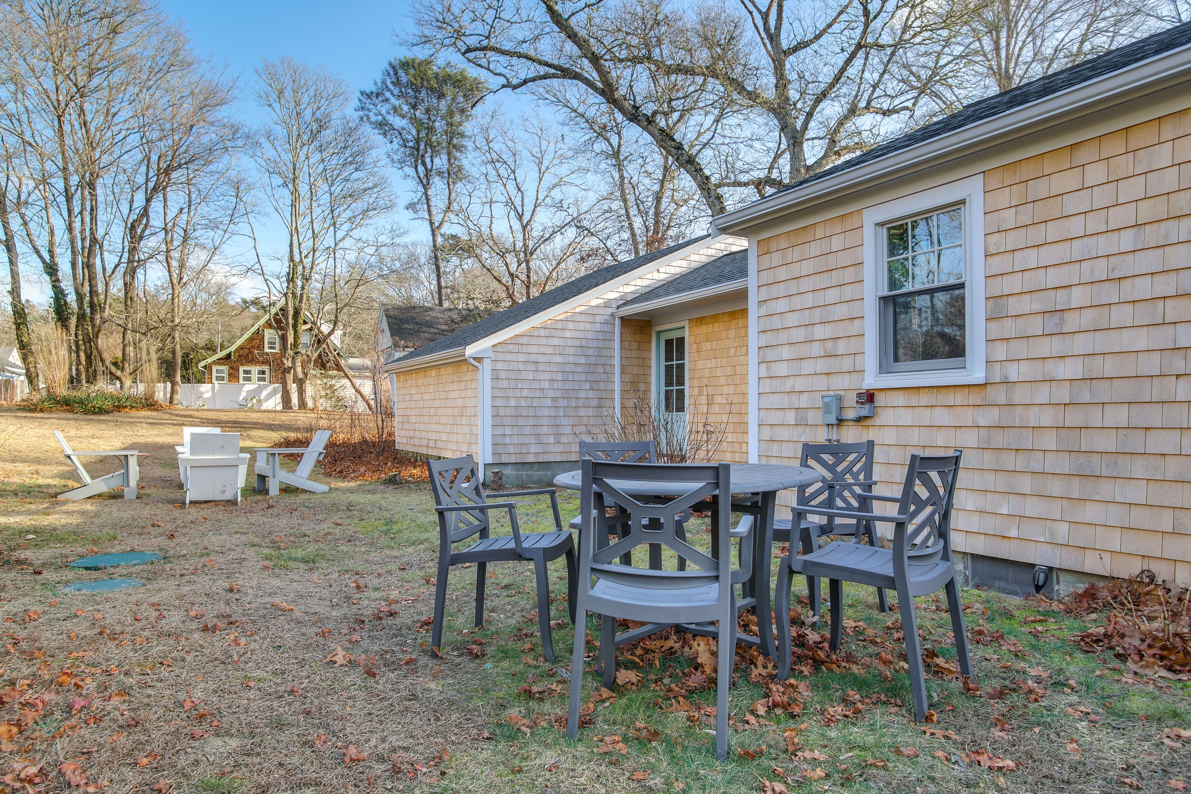 Private Yard | Dining Area
