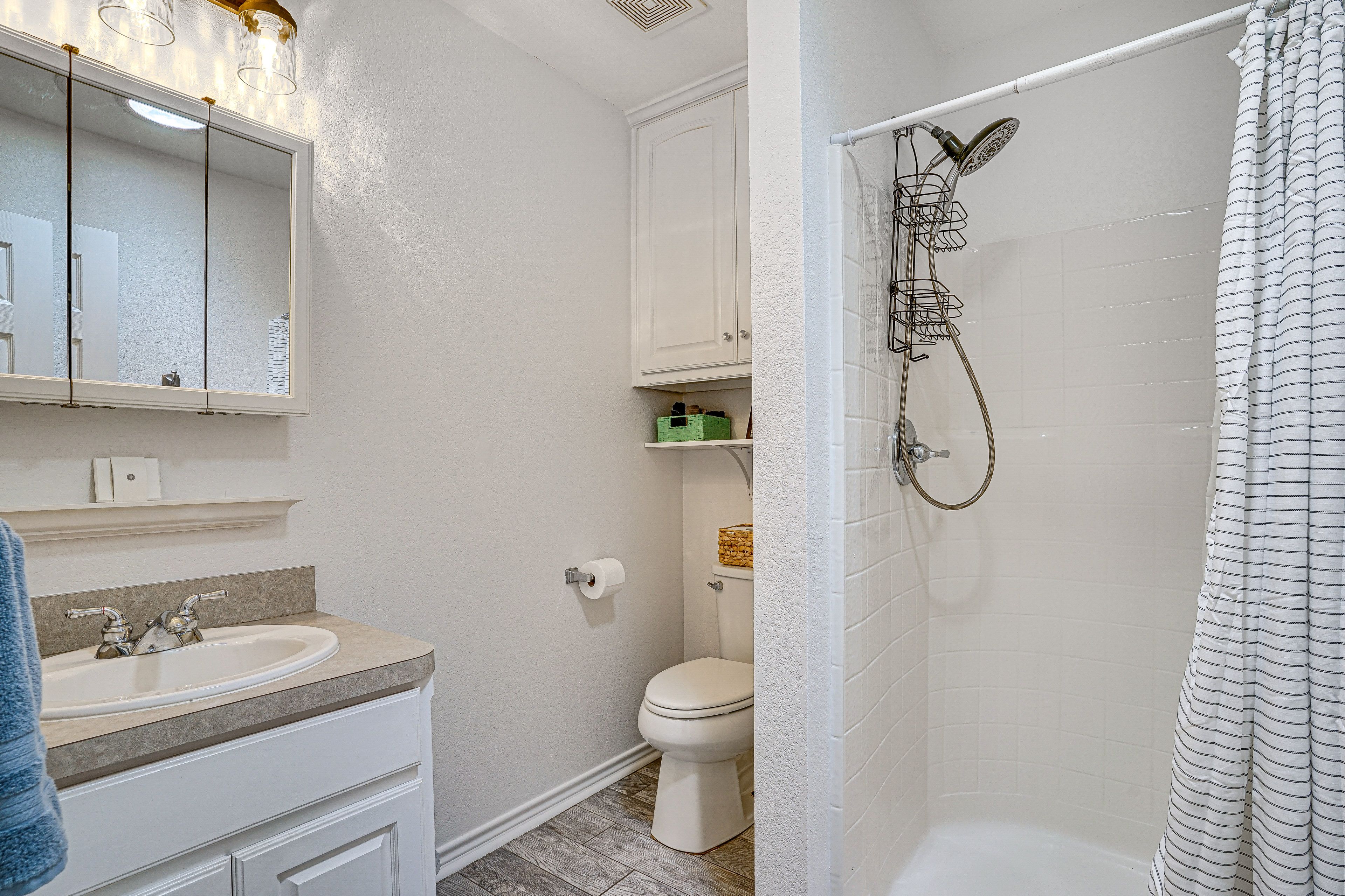 Full Bathroom | Towels Provided