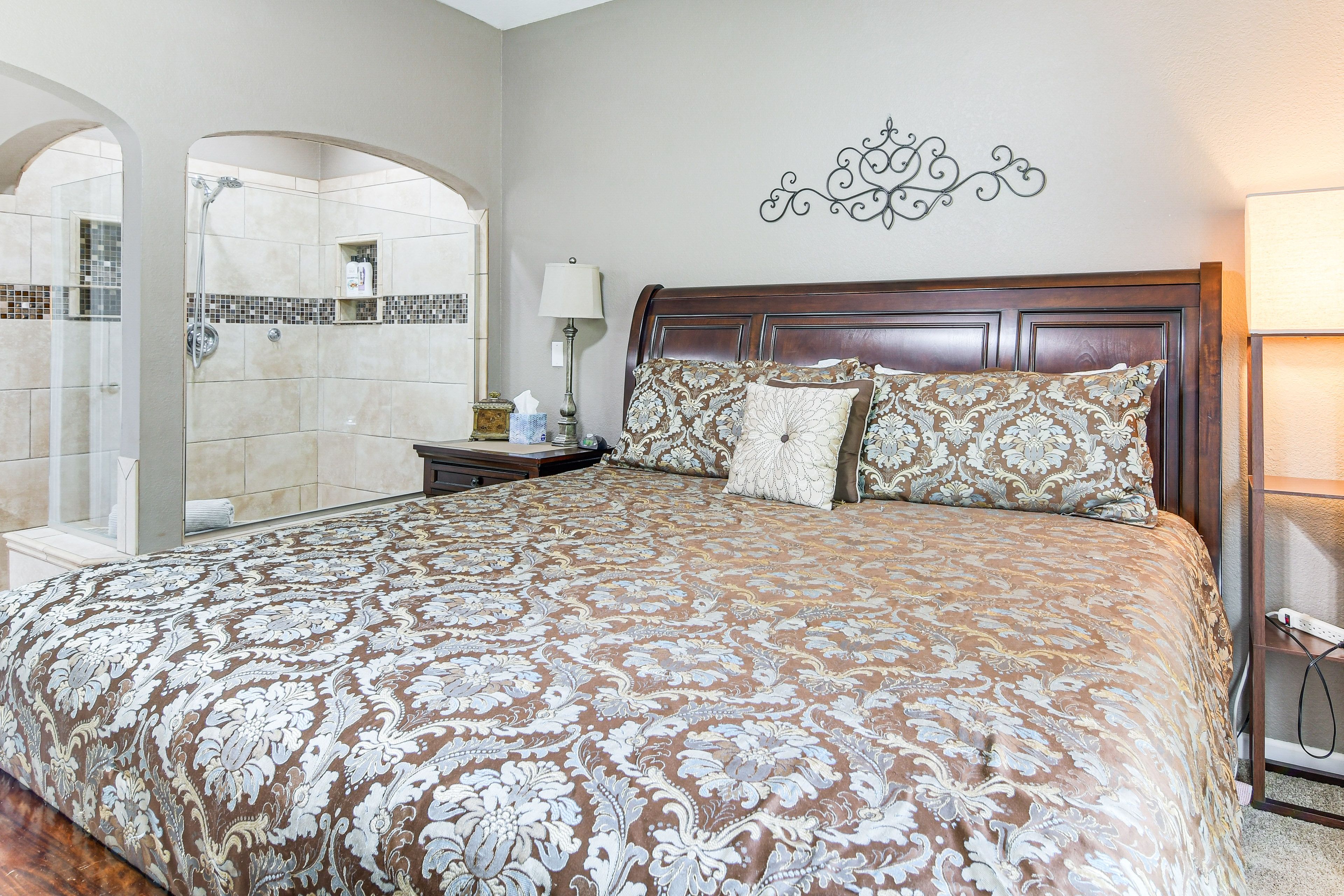 Bedroom 1 | King Bed | En-Suite Bathroom