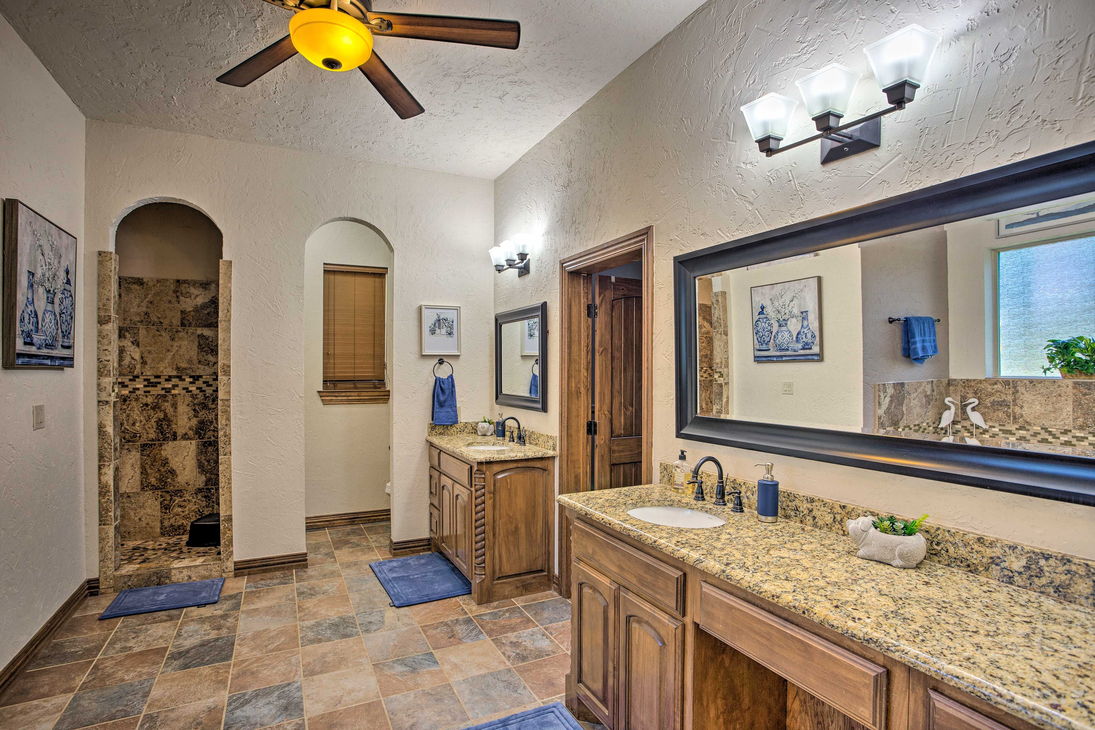 Master Bathroom | Towels Provided
