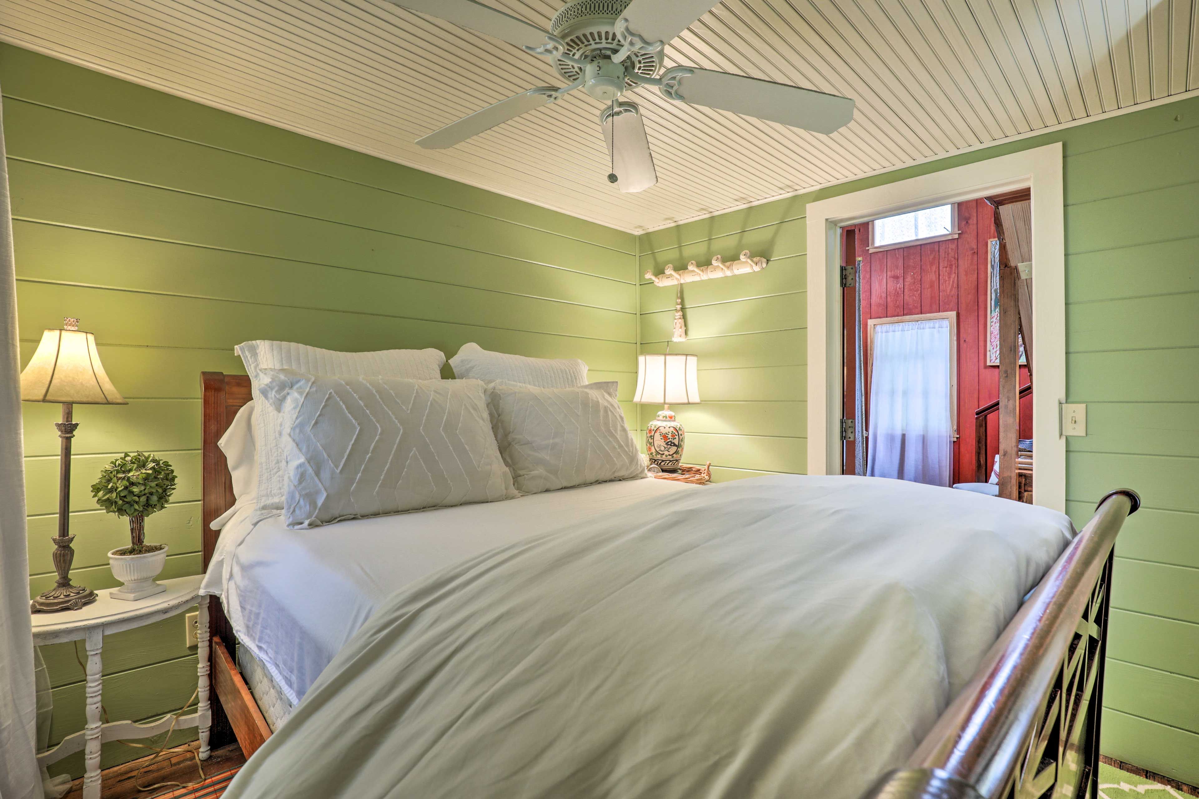 Bedroom 1 | Queen Bed