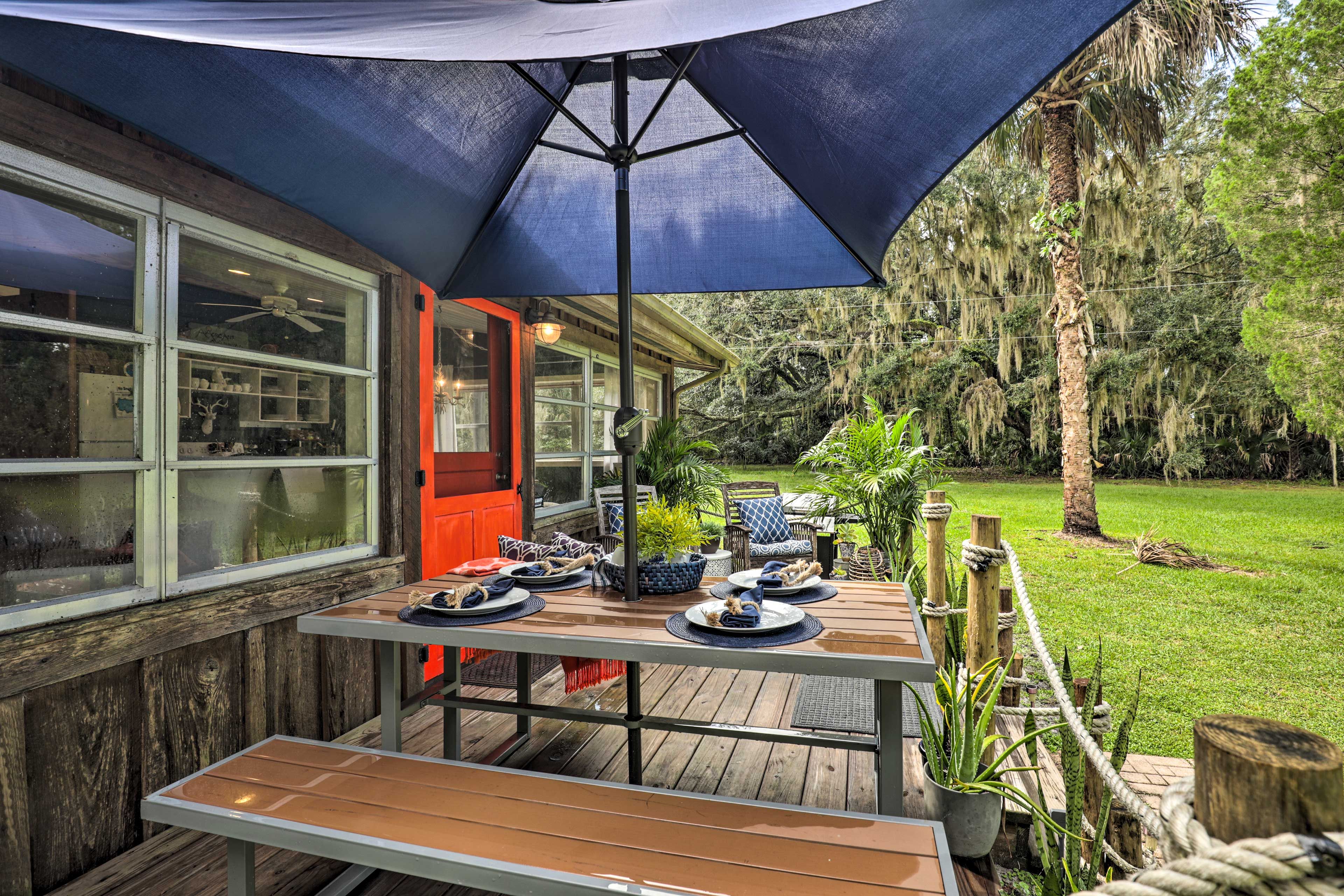 Deck | Outdoor Dining Area | Gas Grill