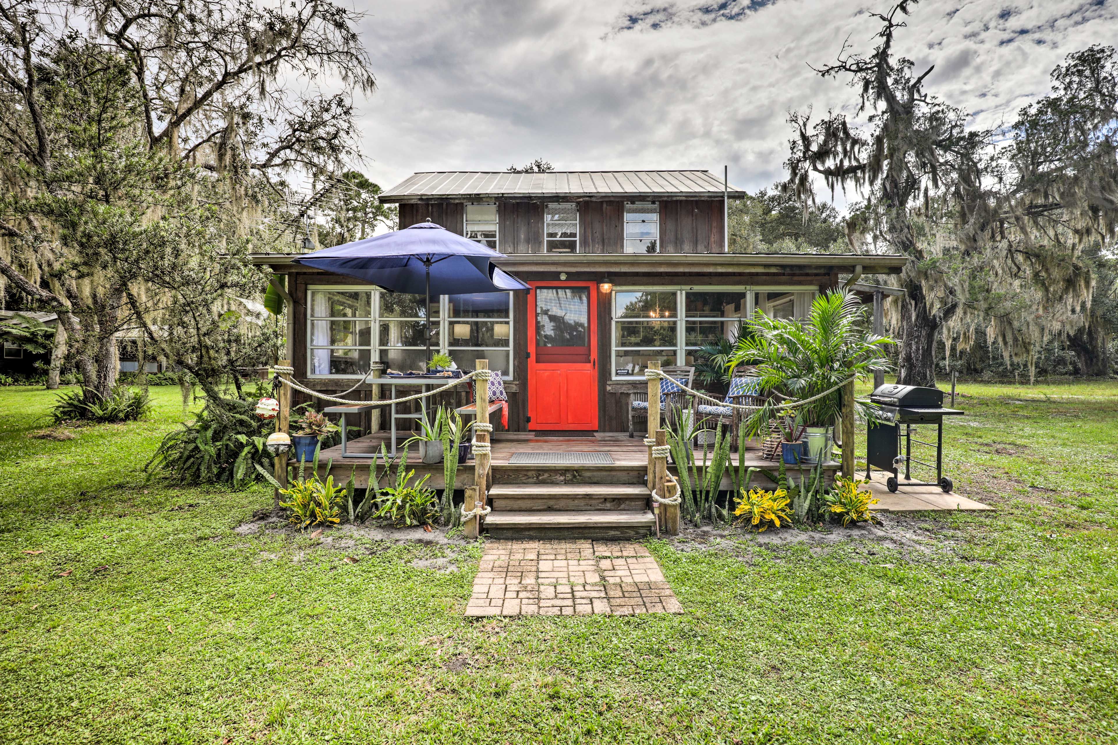 Deck | Outdoor Dining Area | Gas Grill