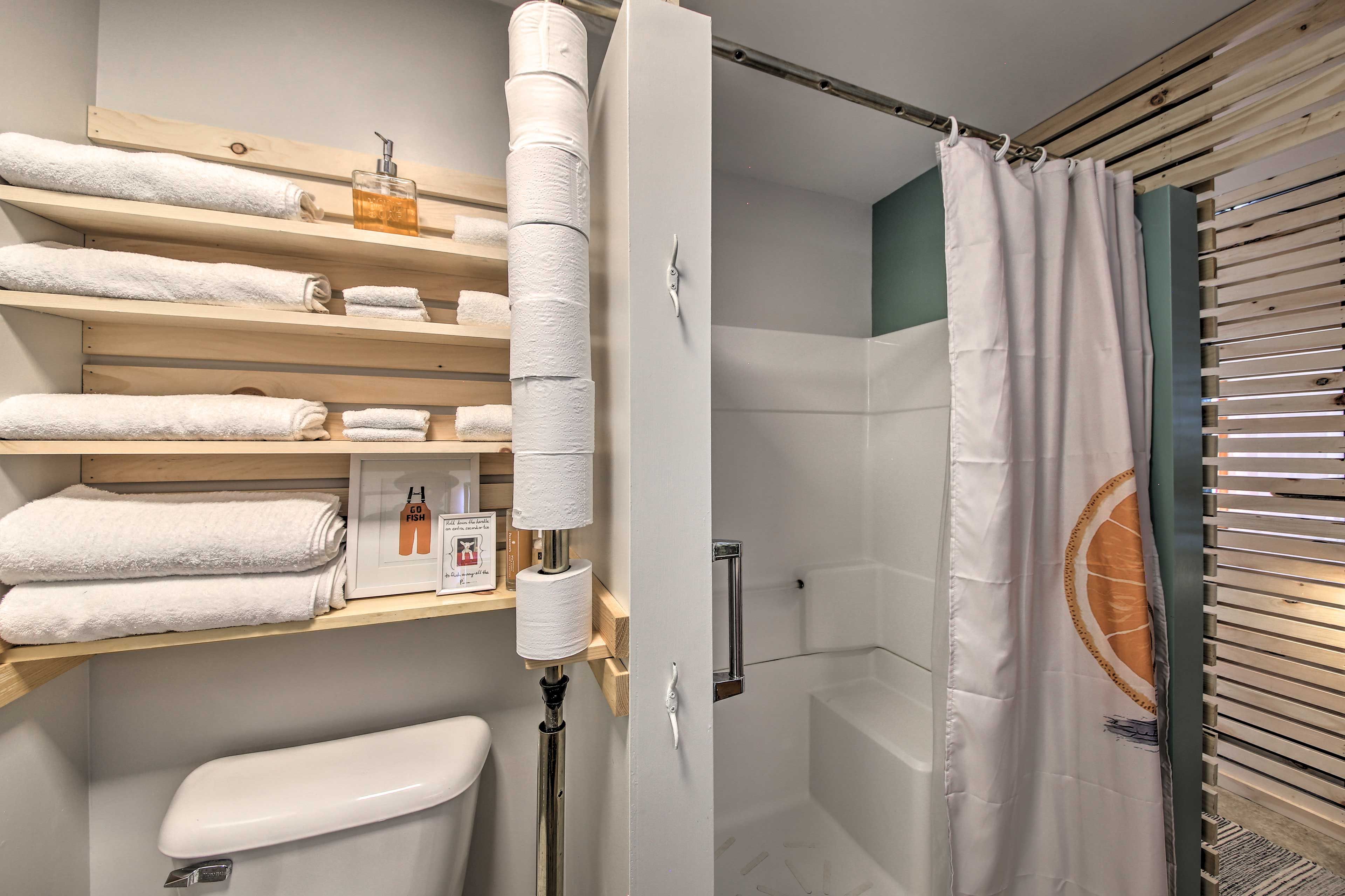 Full Bathroom | Towels Provided