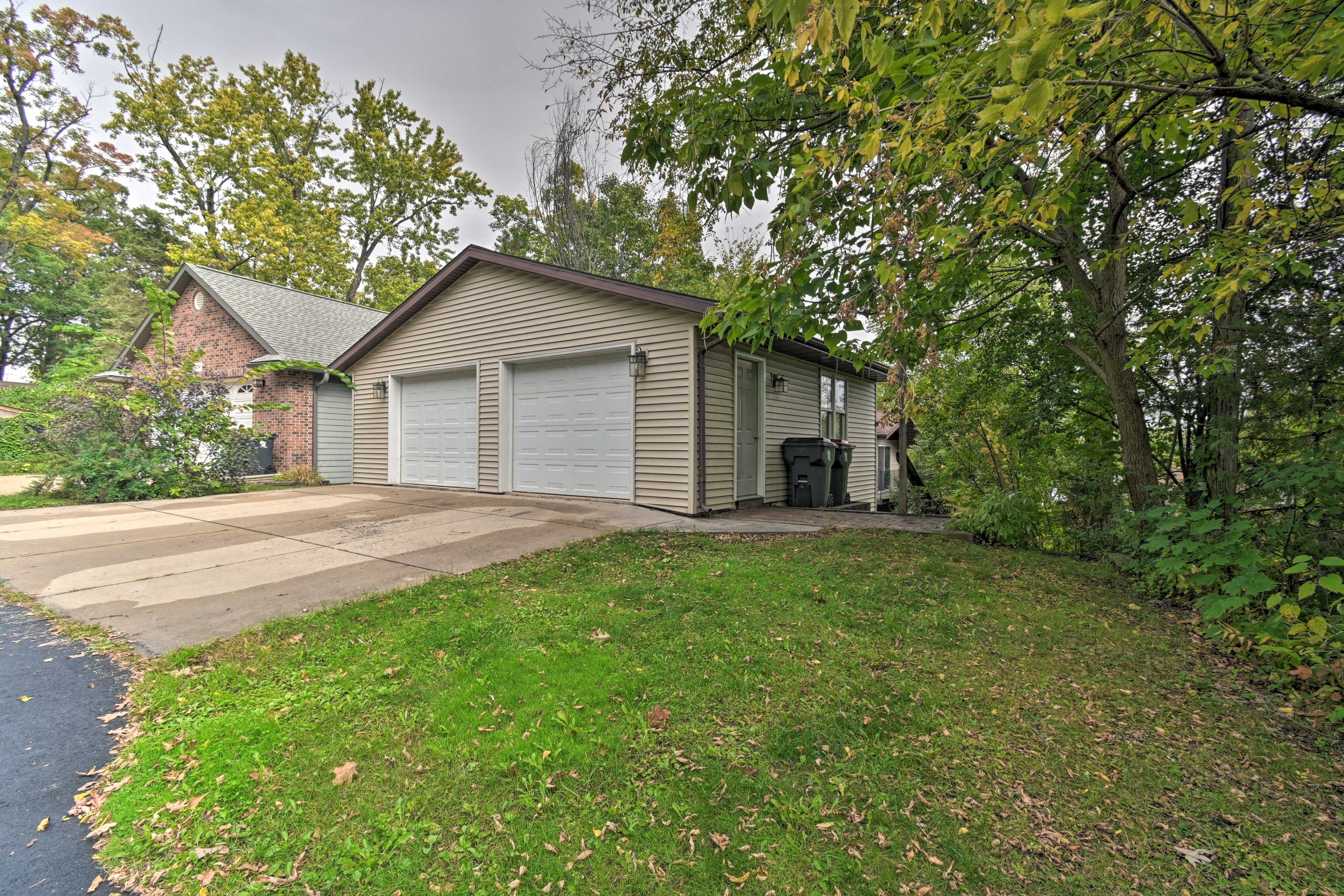 Parking | Driveway (4 vehicles) | Garage (2 Vehicles)